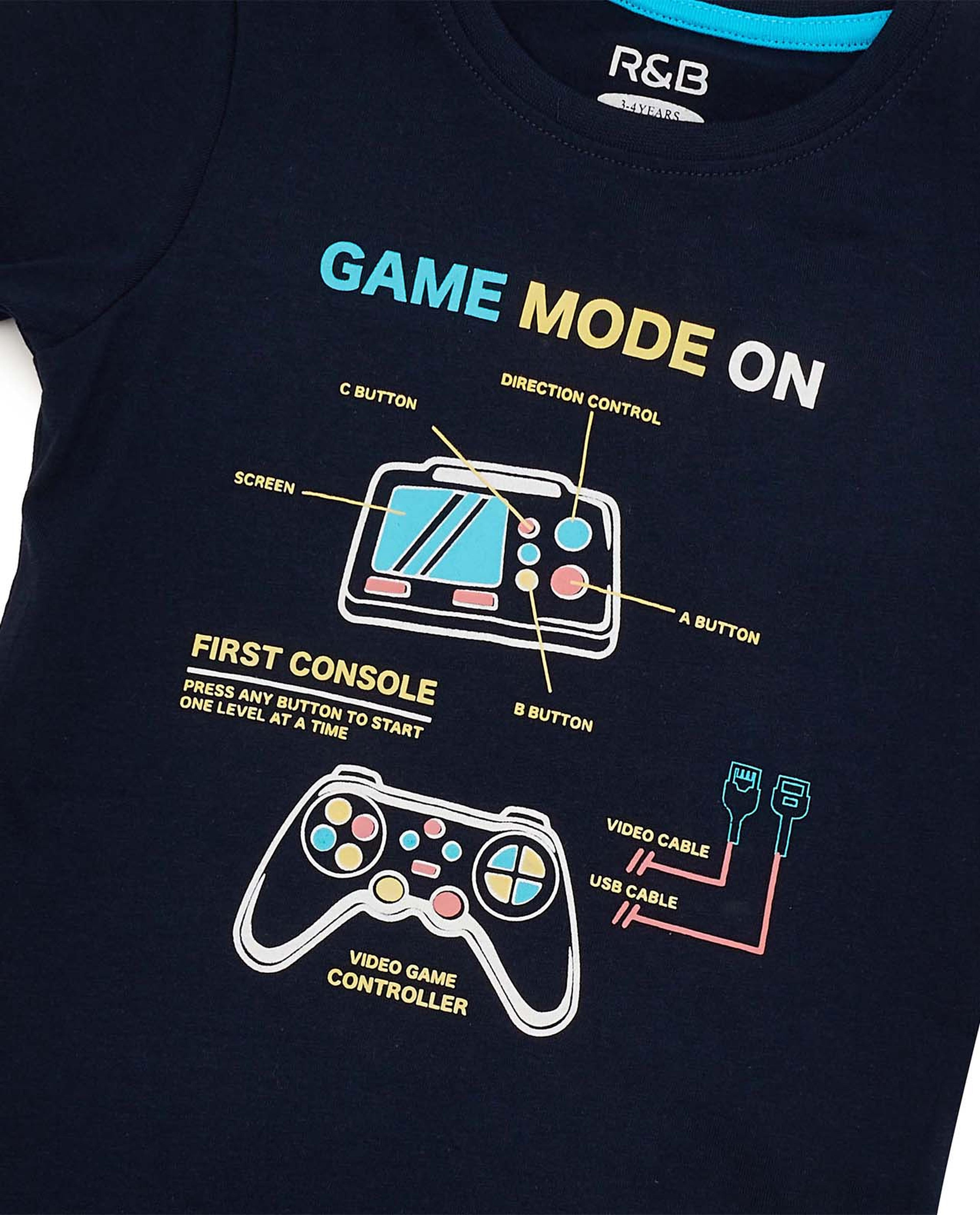 تيشيرت بطبعة وياقة مستديرة وأكمام قصيرة