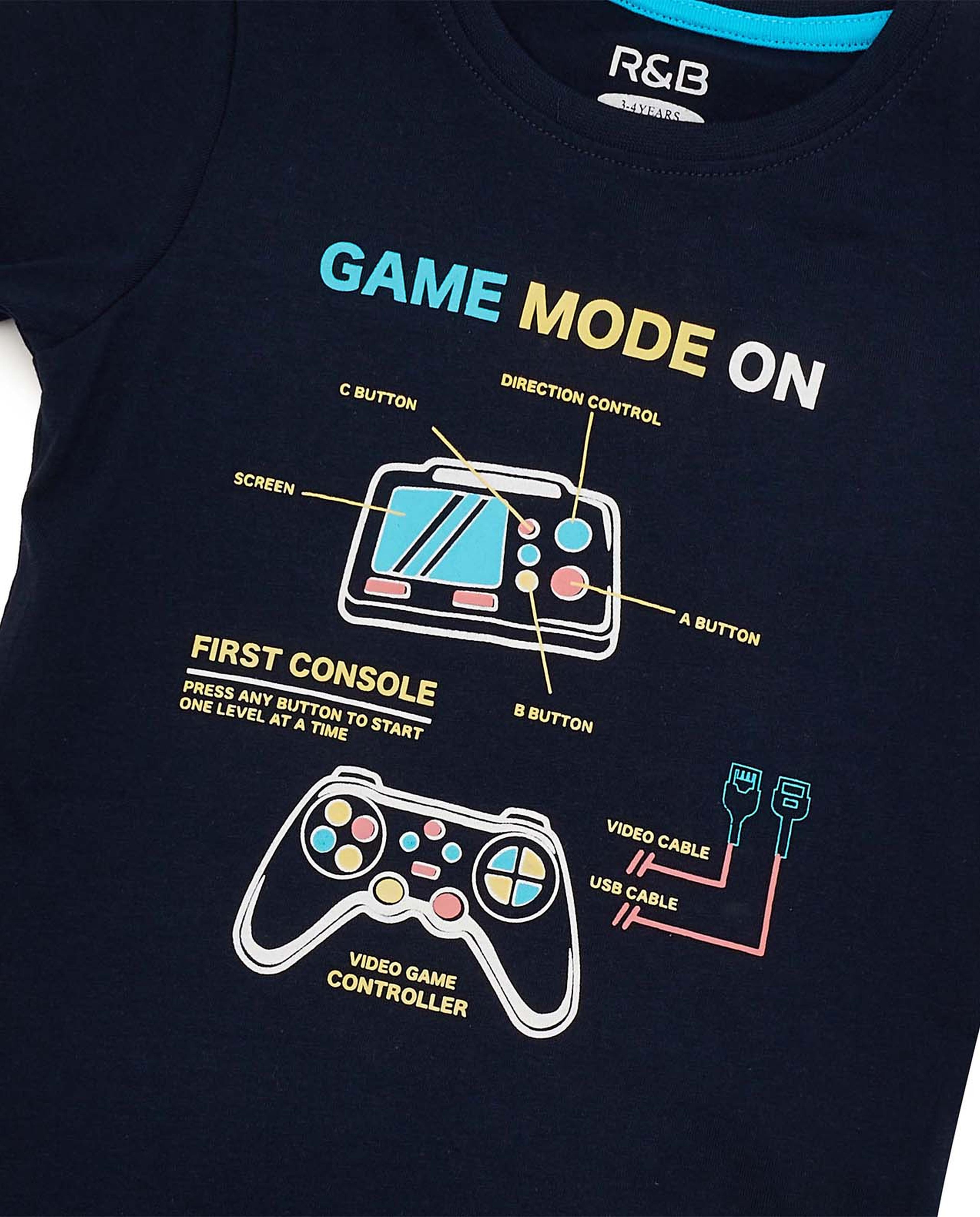 تيشيرت بطبعة وياقة مستديرة وأكمام قصيرة