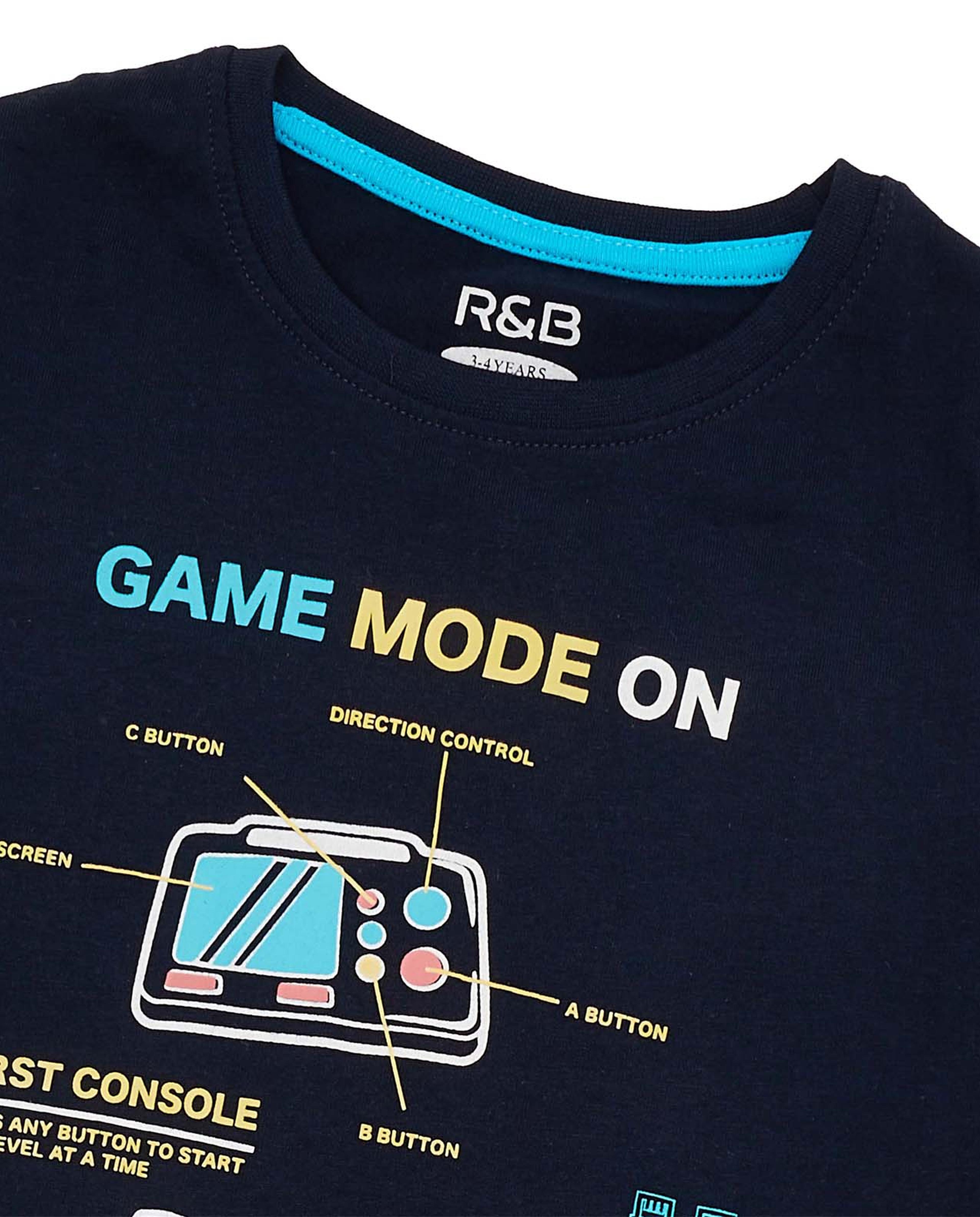 تيشيرت بطبعة وياقة مستديرة وأكمام قصيرة