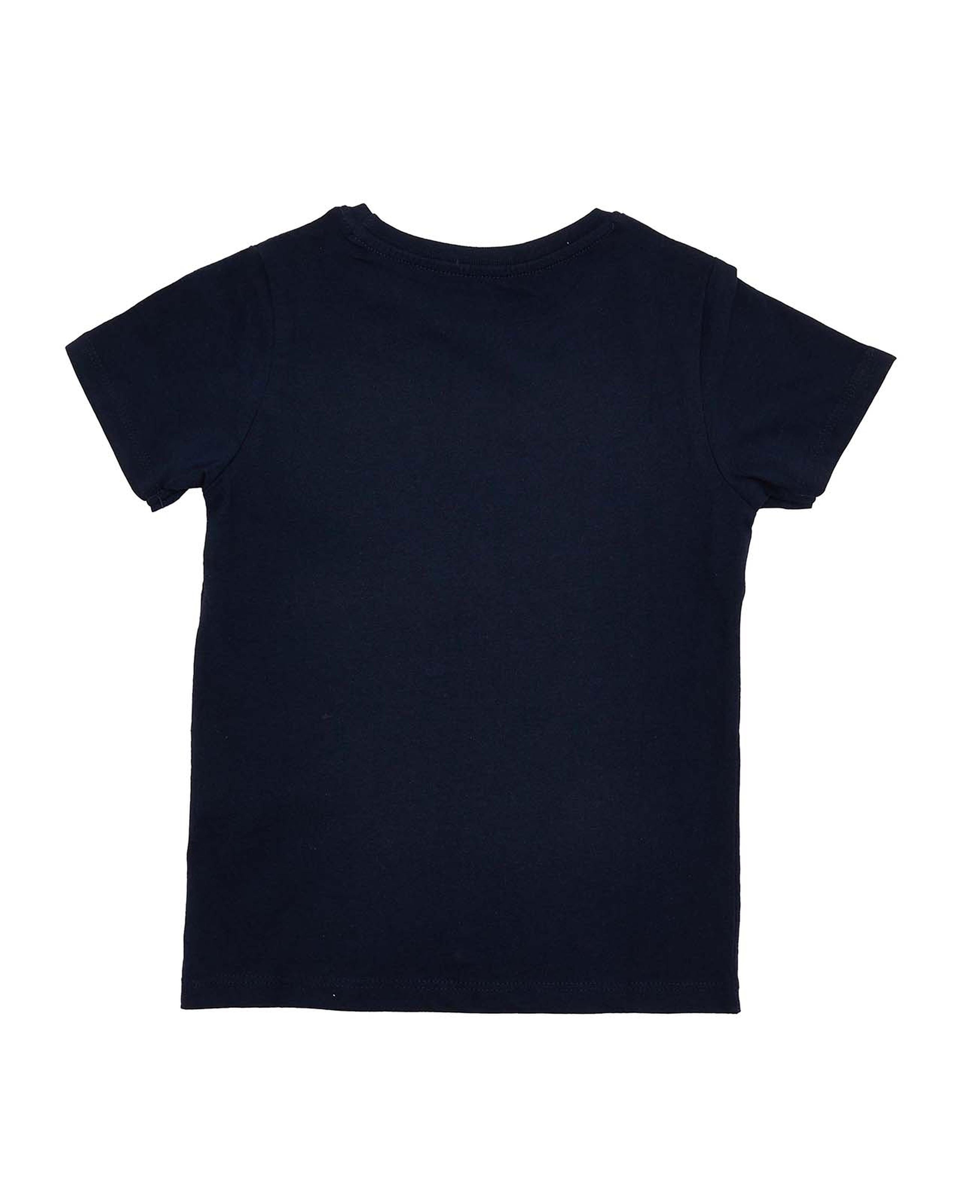 تيشيرت بطبعة وياقة مستديرة وأكمام قصيرة