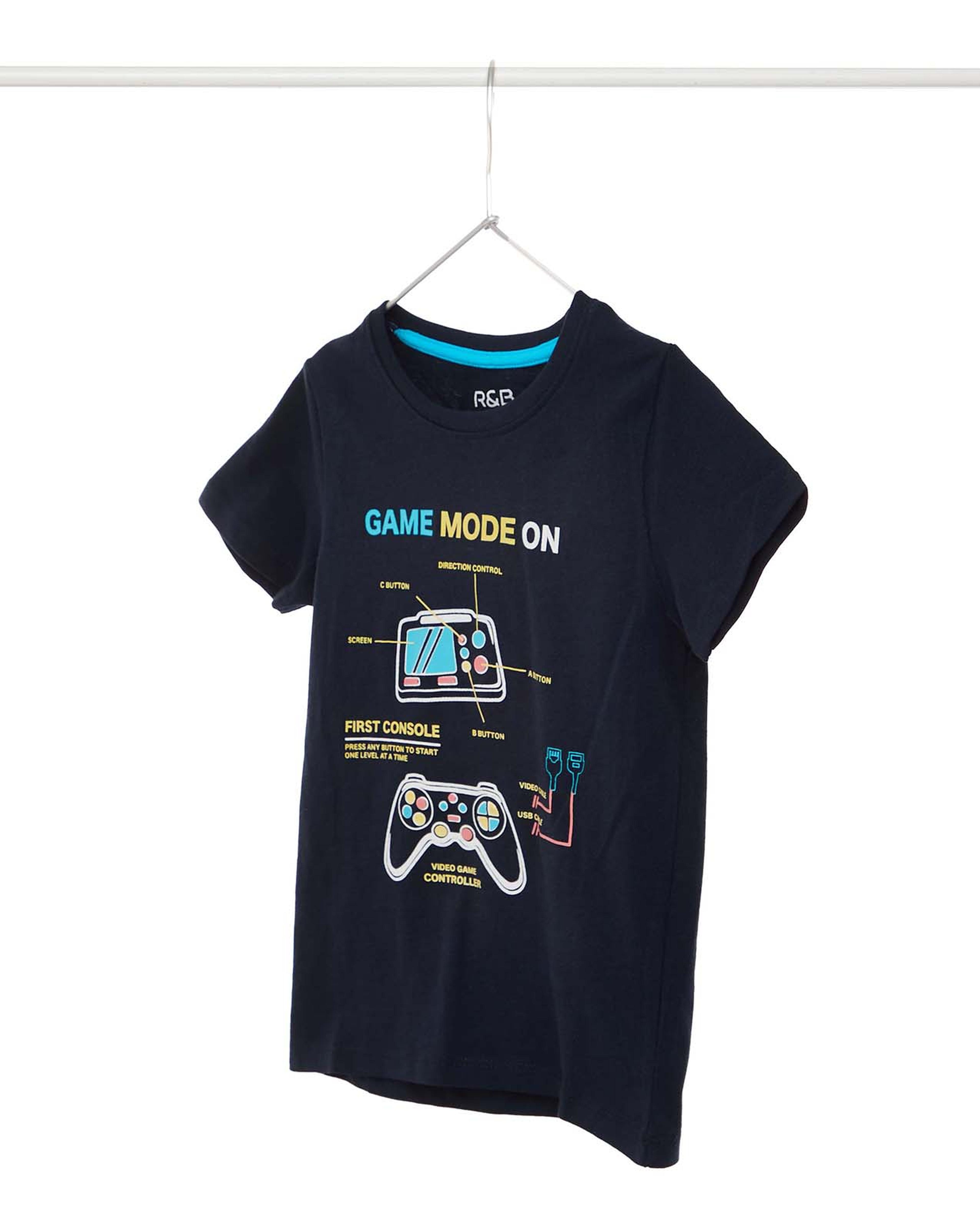 تيشيرت بطبعة وياقة مستديرة وأكمام قصيرة