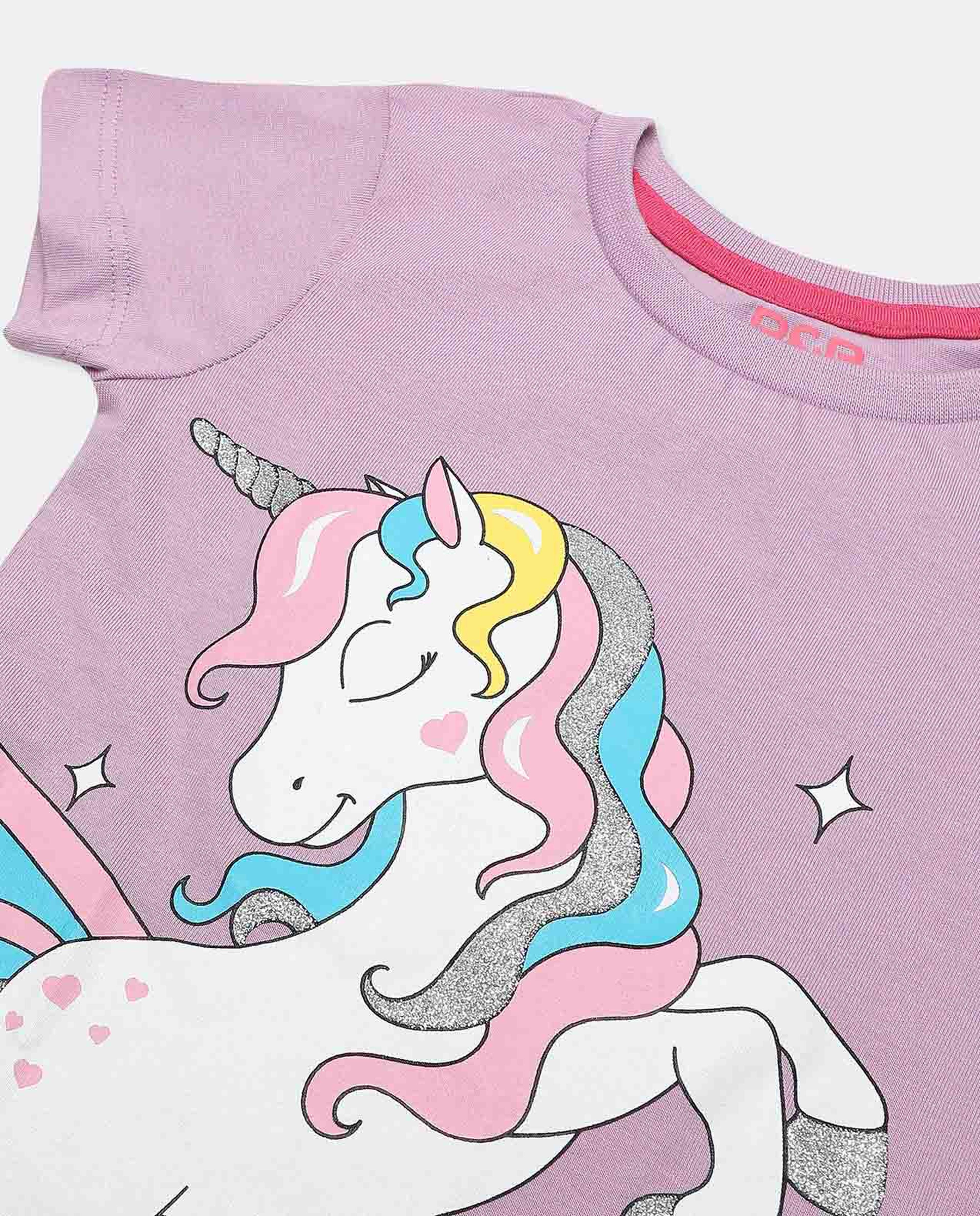 تيشيرت بياقة مستديرة وأكمام قصيرة وطبعة