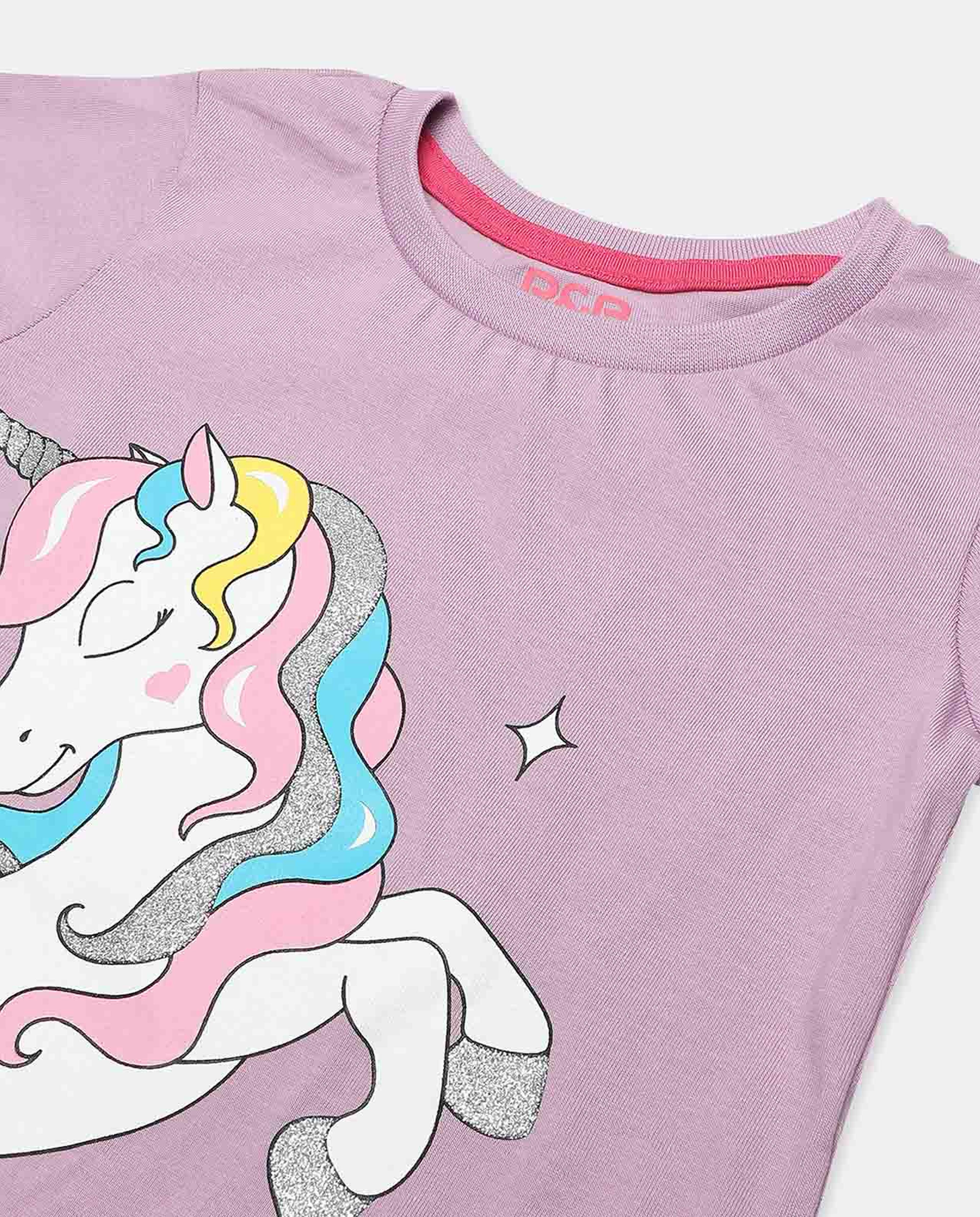 تيشيرت بياقة مستديرة وأكمام قصيرة وطبعة