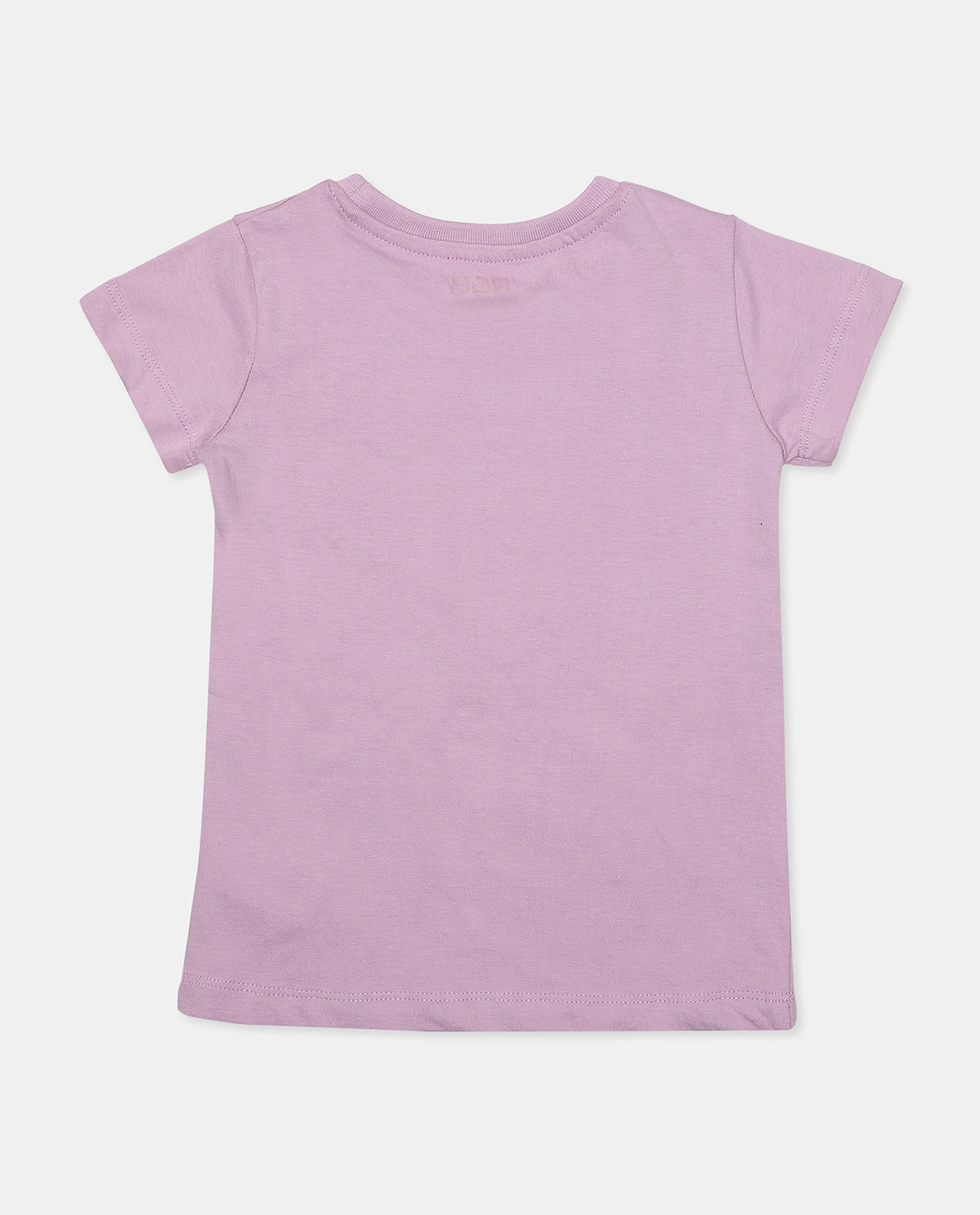 تيشيرت بياقة مستديرة وأكمام قصيرة وطبعة