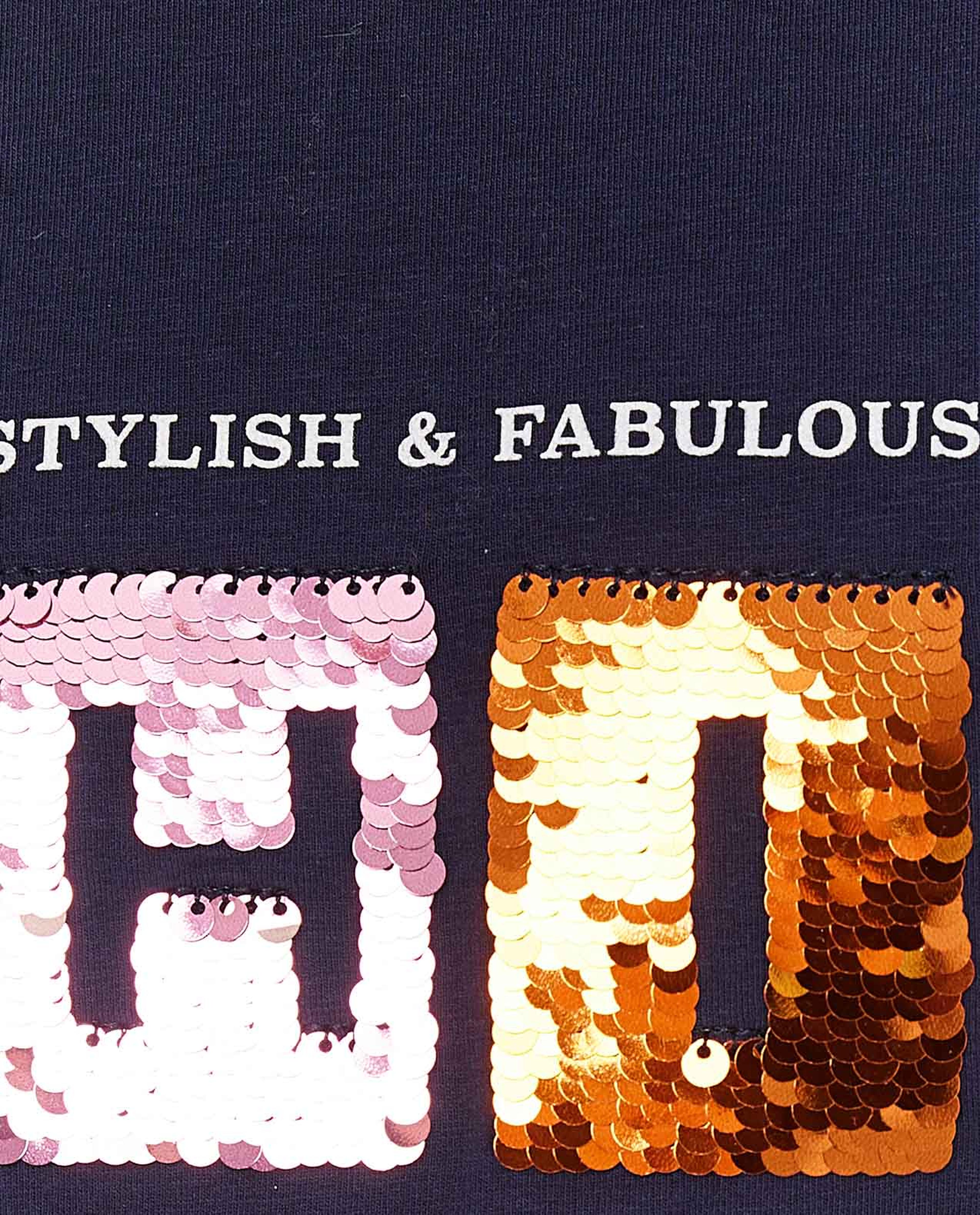 تيشيرت بأكمام قصيرة ورقبة دائرية بطبعة جرافيك