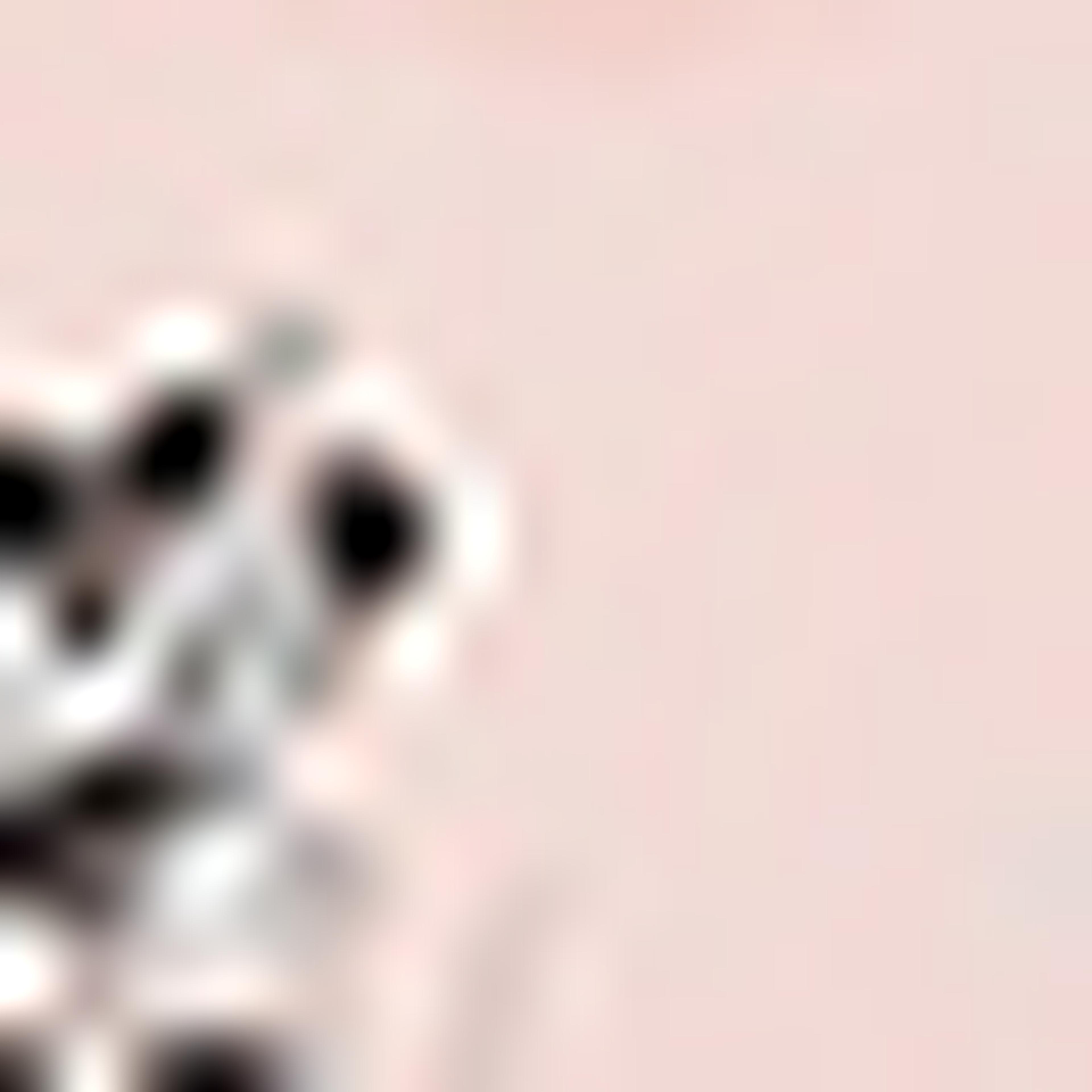 توب بطبعة وياقة مستديرة وأكمام قصيرة