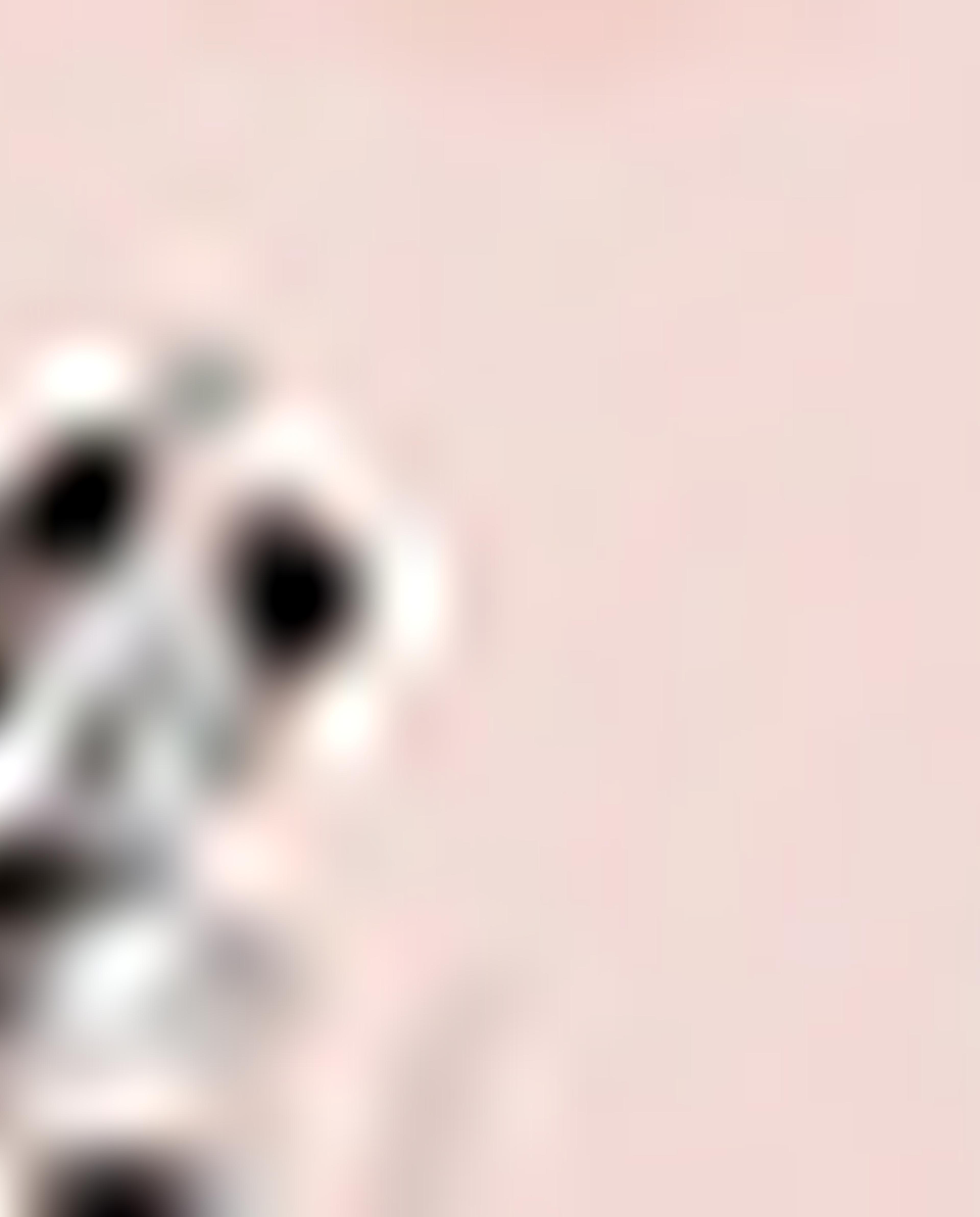 توب بطبعة وياقة مستديرة وأكمام قصيرة