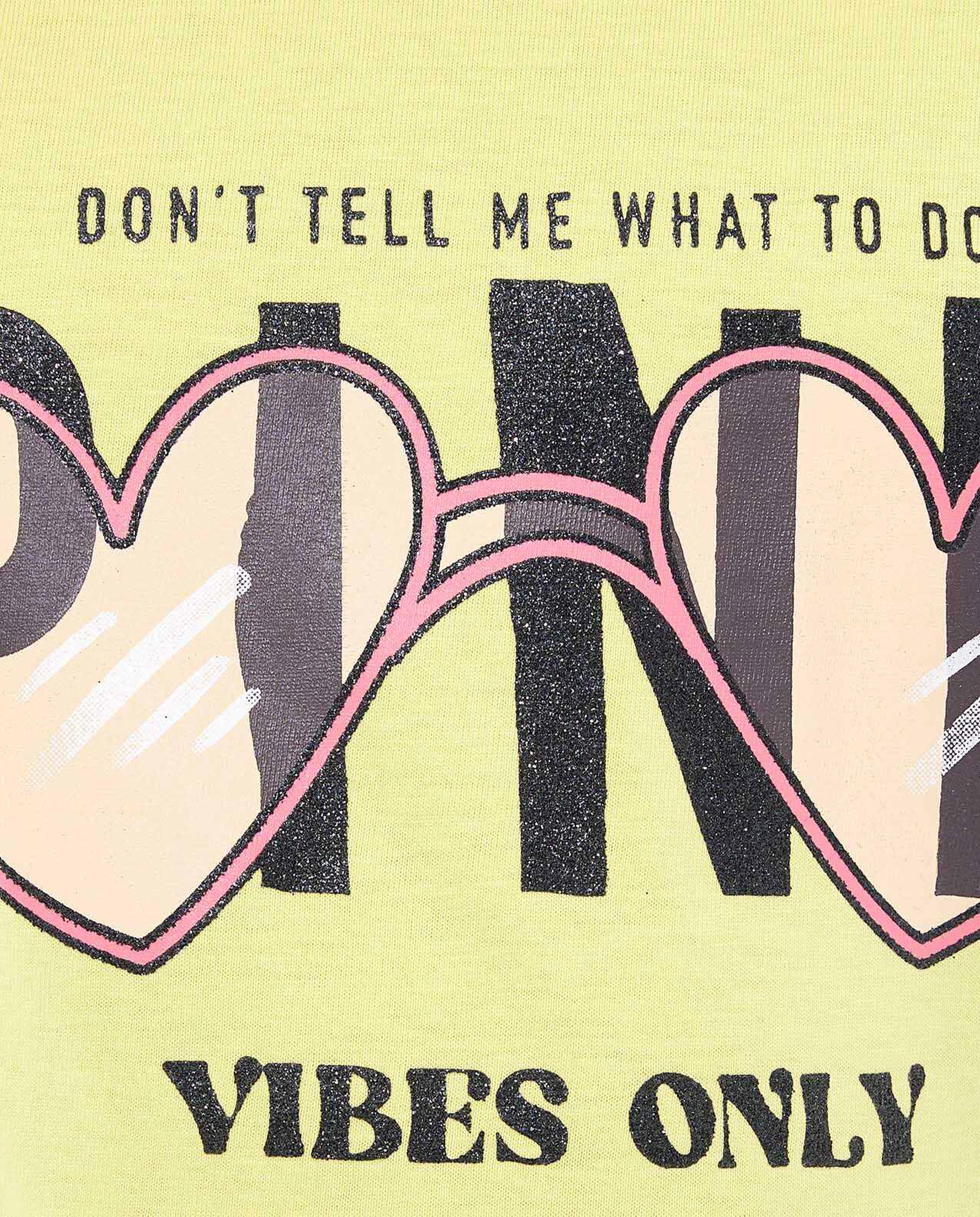 تيشيرت بأكمام طويلة ورقبة مستديرة بطبعة جرافيك