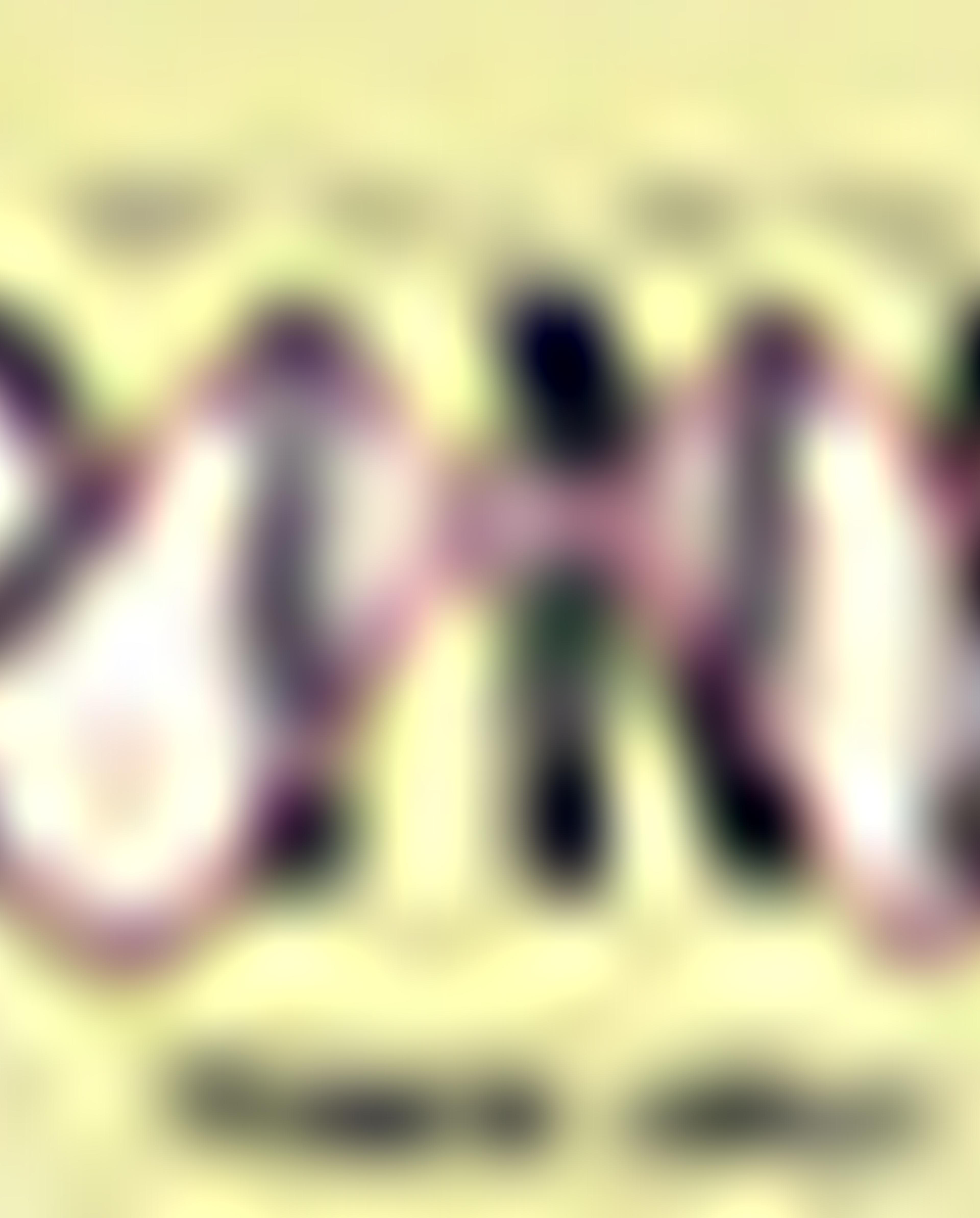 تيشيرت بأكمام طويلة ورقبة مستديرة بطبعة جرافيك