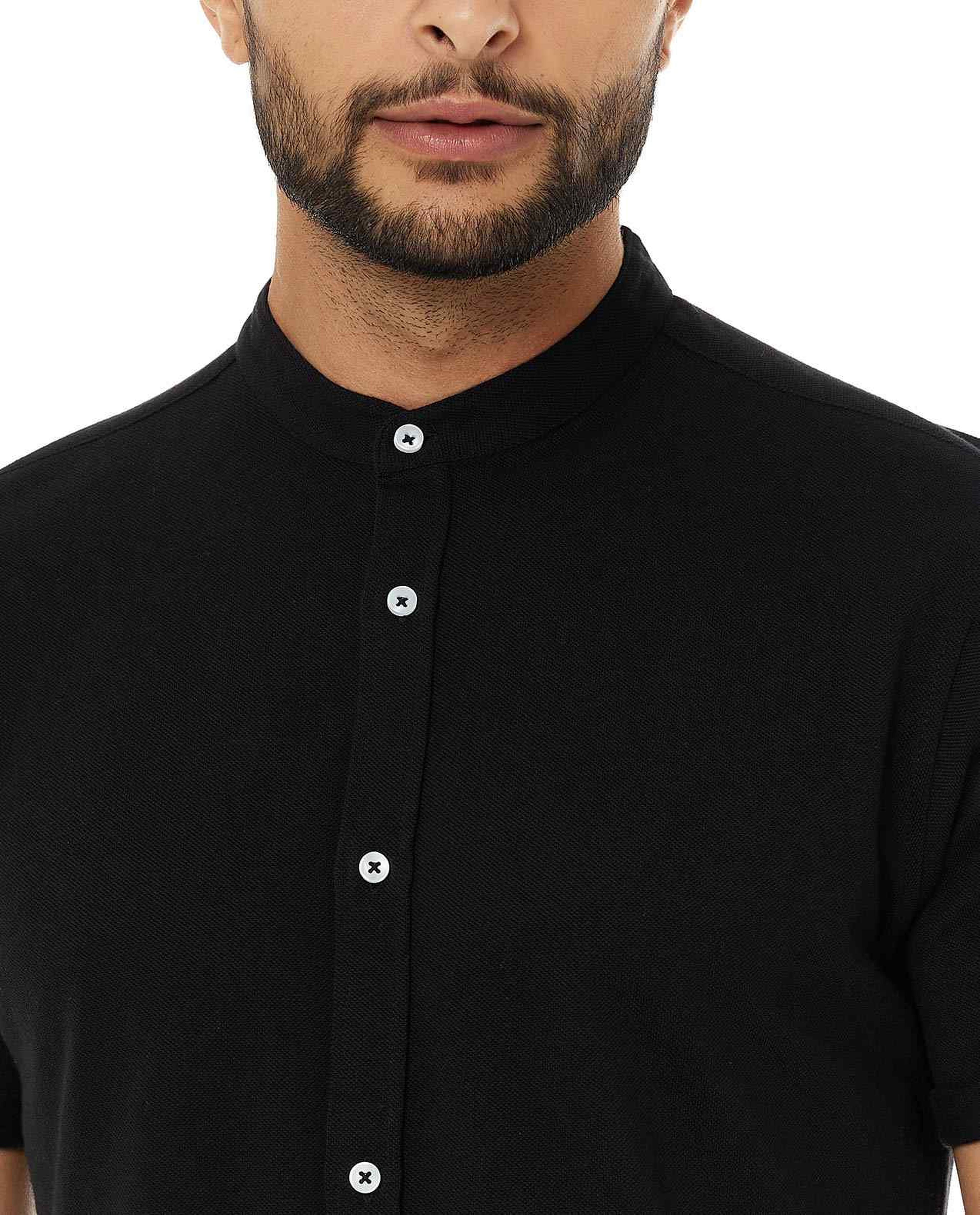 تيشيرت بياقة ماندرين وبأكمام قصيرة