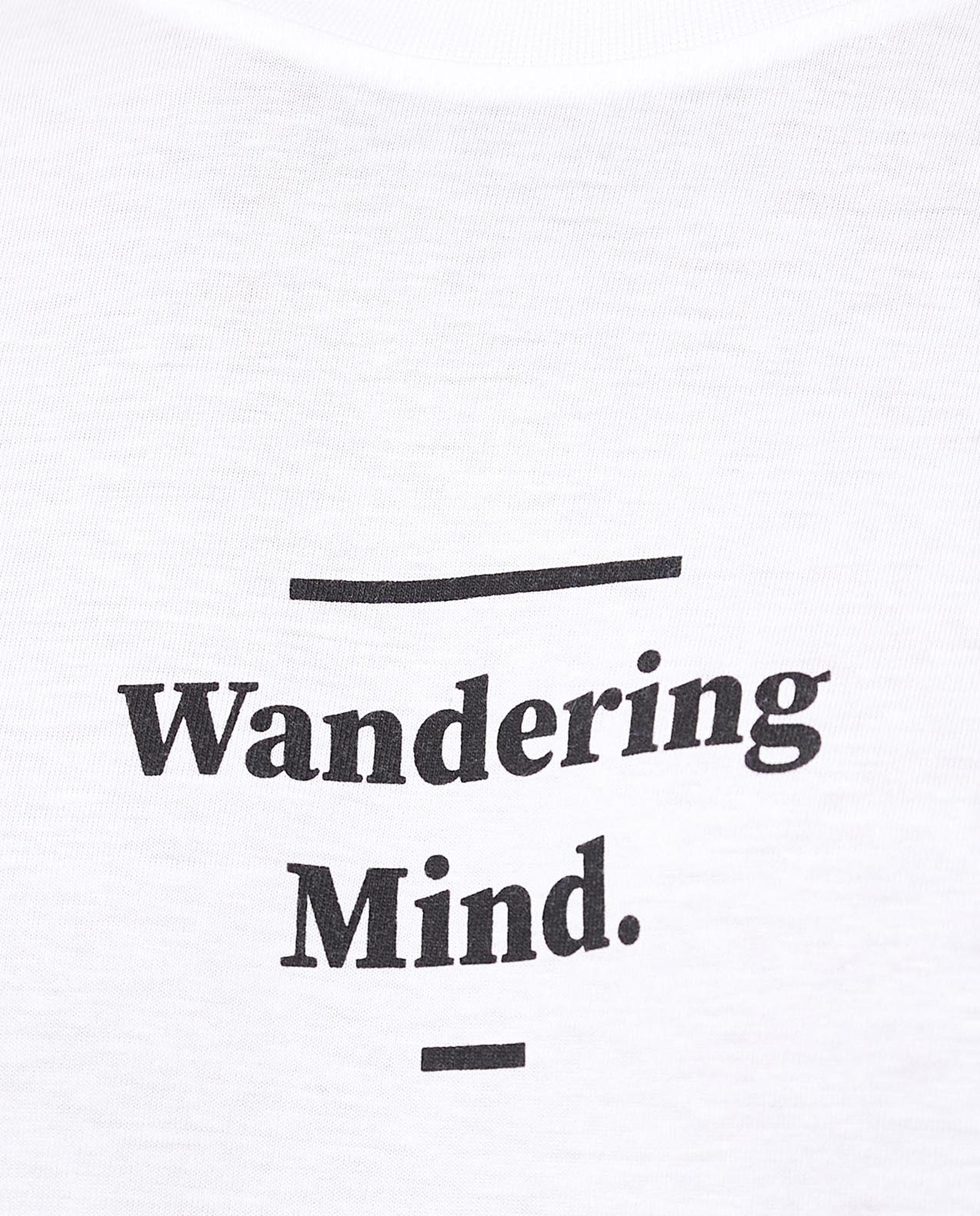 تيشيرت بياقة دائرية وأكمام قصيرة وبطبعة