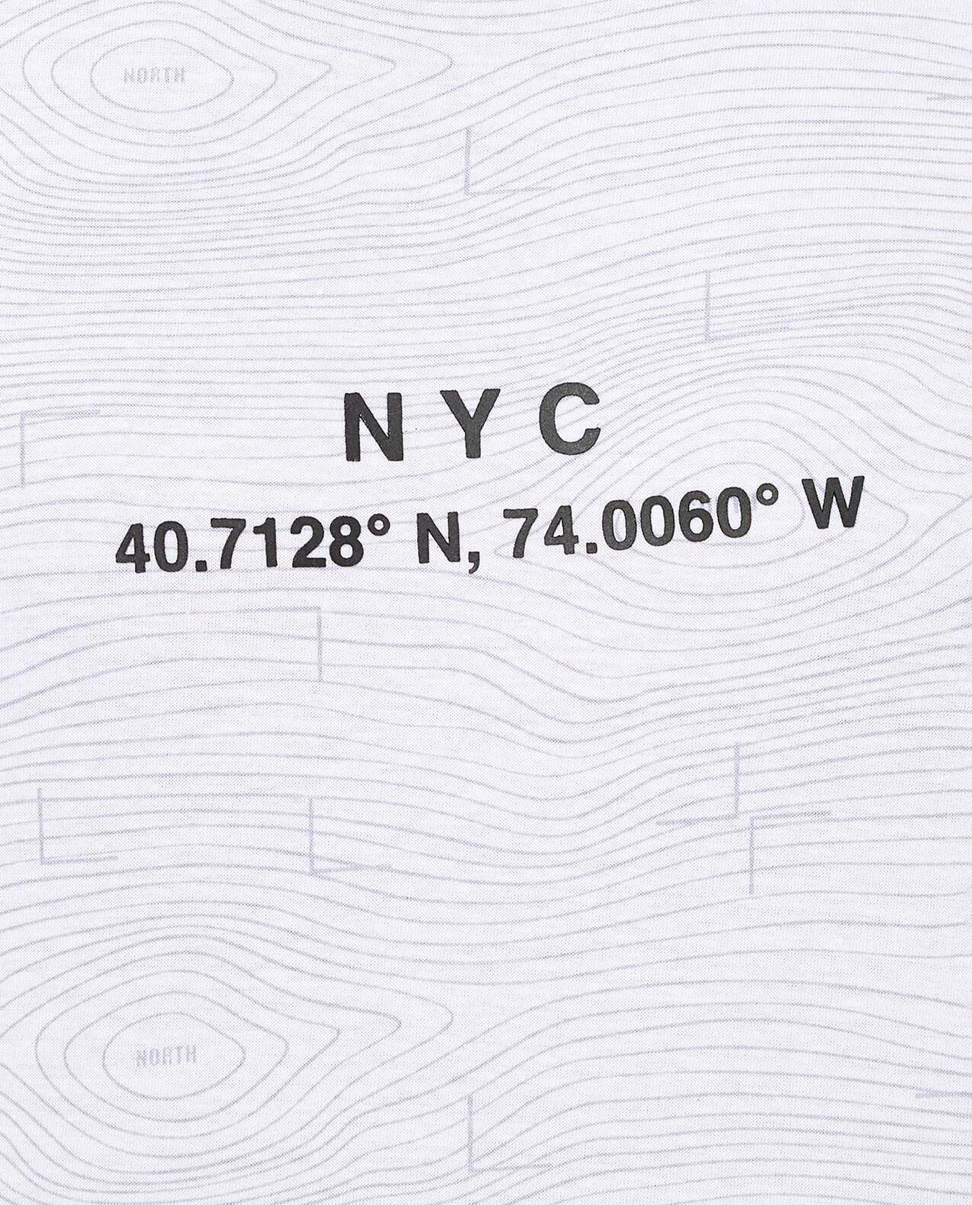 تيشيرت بياقة مستديرة وأكمام قصيرة بطبعة