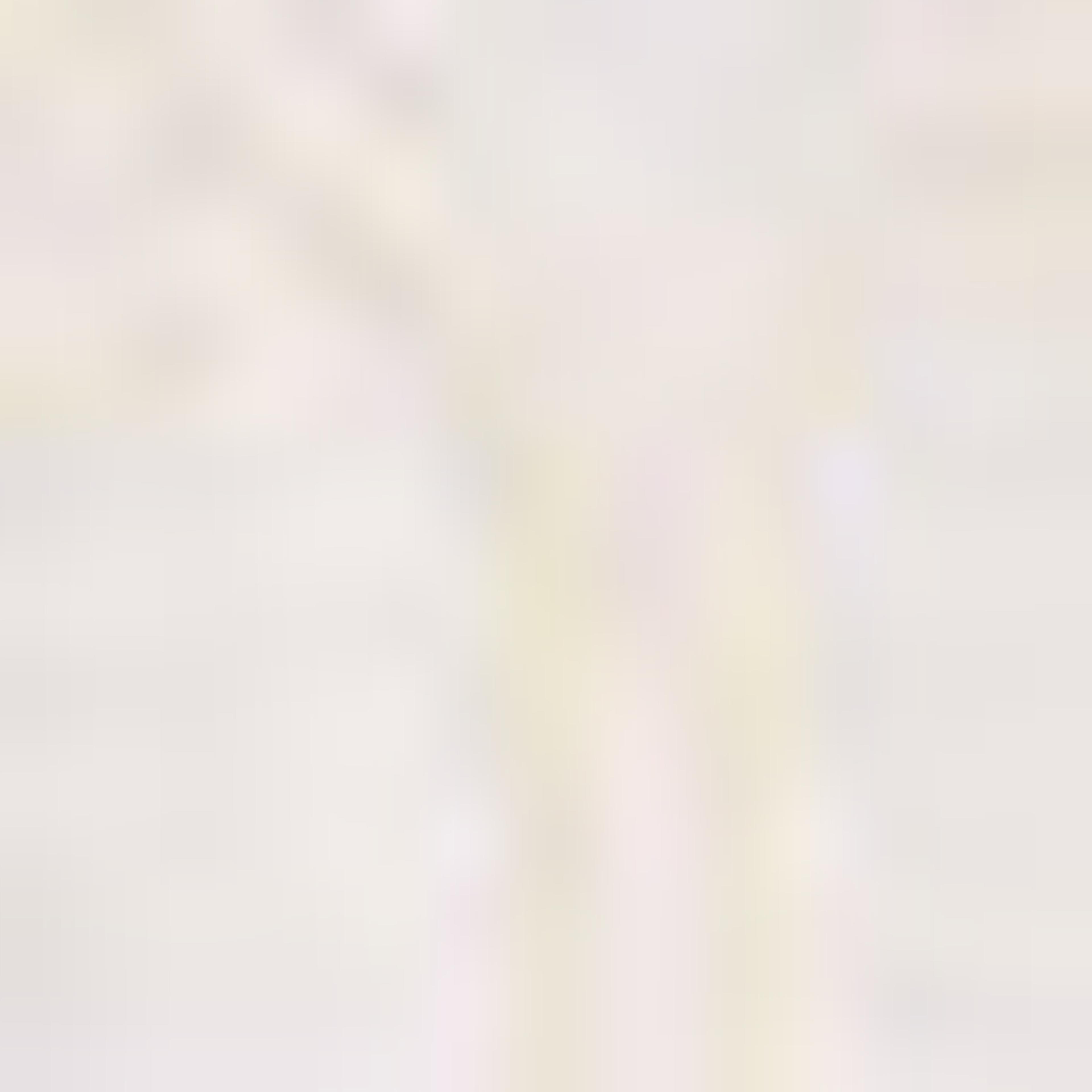 توب مطرز على الكتف برقبة على شكل حرف V