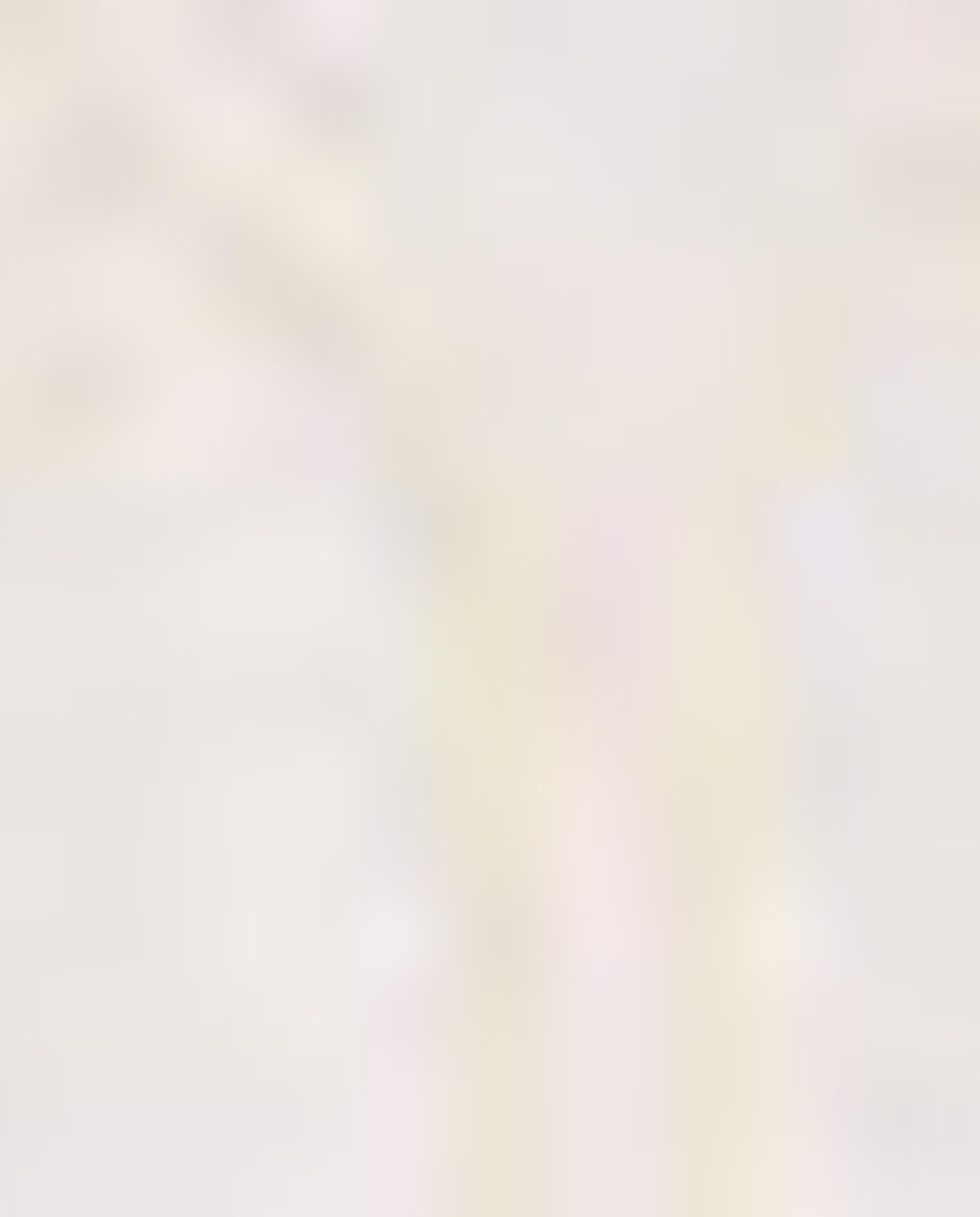 توب مطرز على الكتف برقبة على شكل حرف V