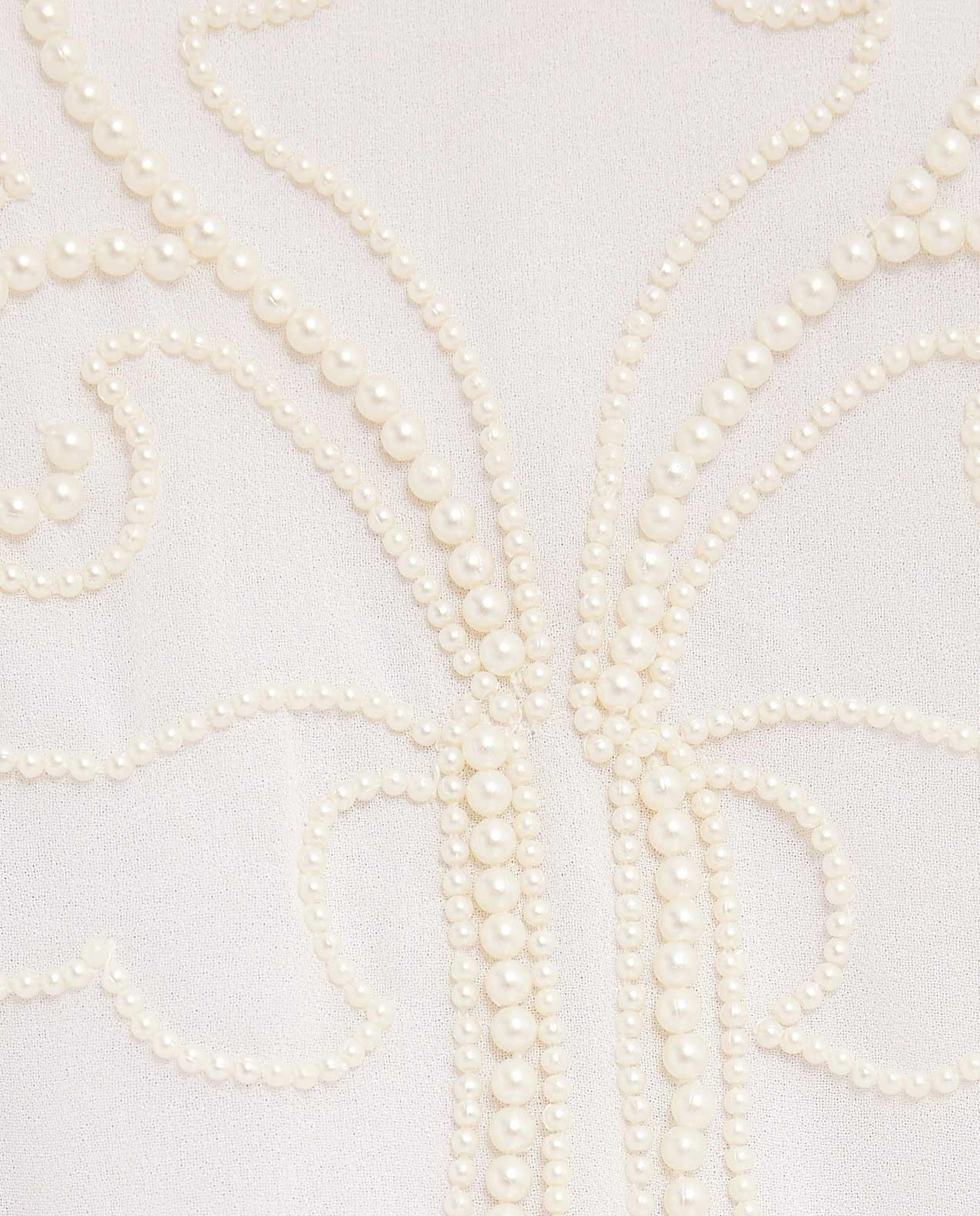 توب مطرز على الكتف برقبة على شكل حرف V