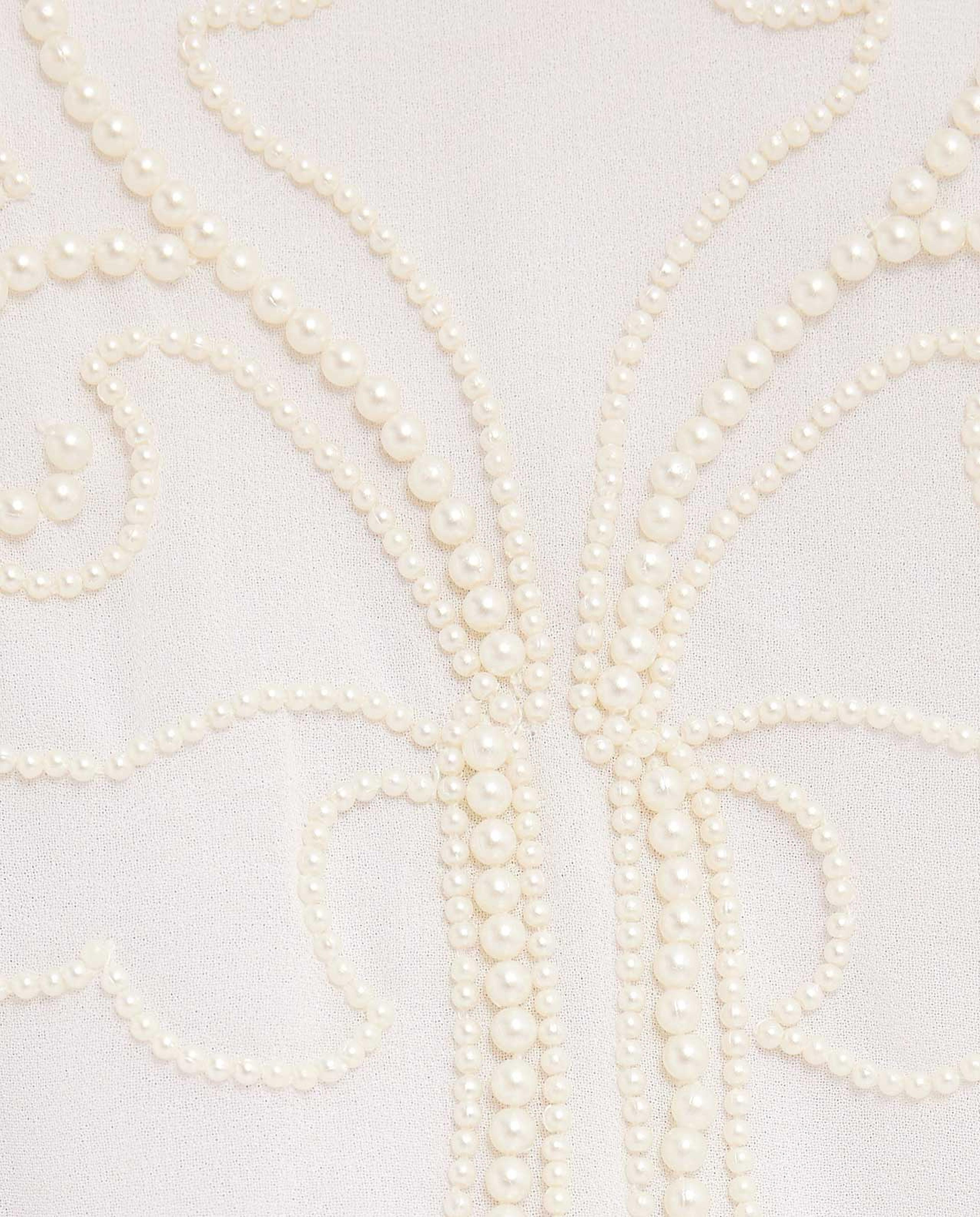 توب مطرز على الكتف برقبة على شكل حرف V