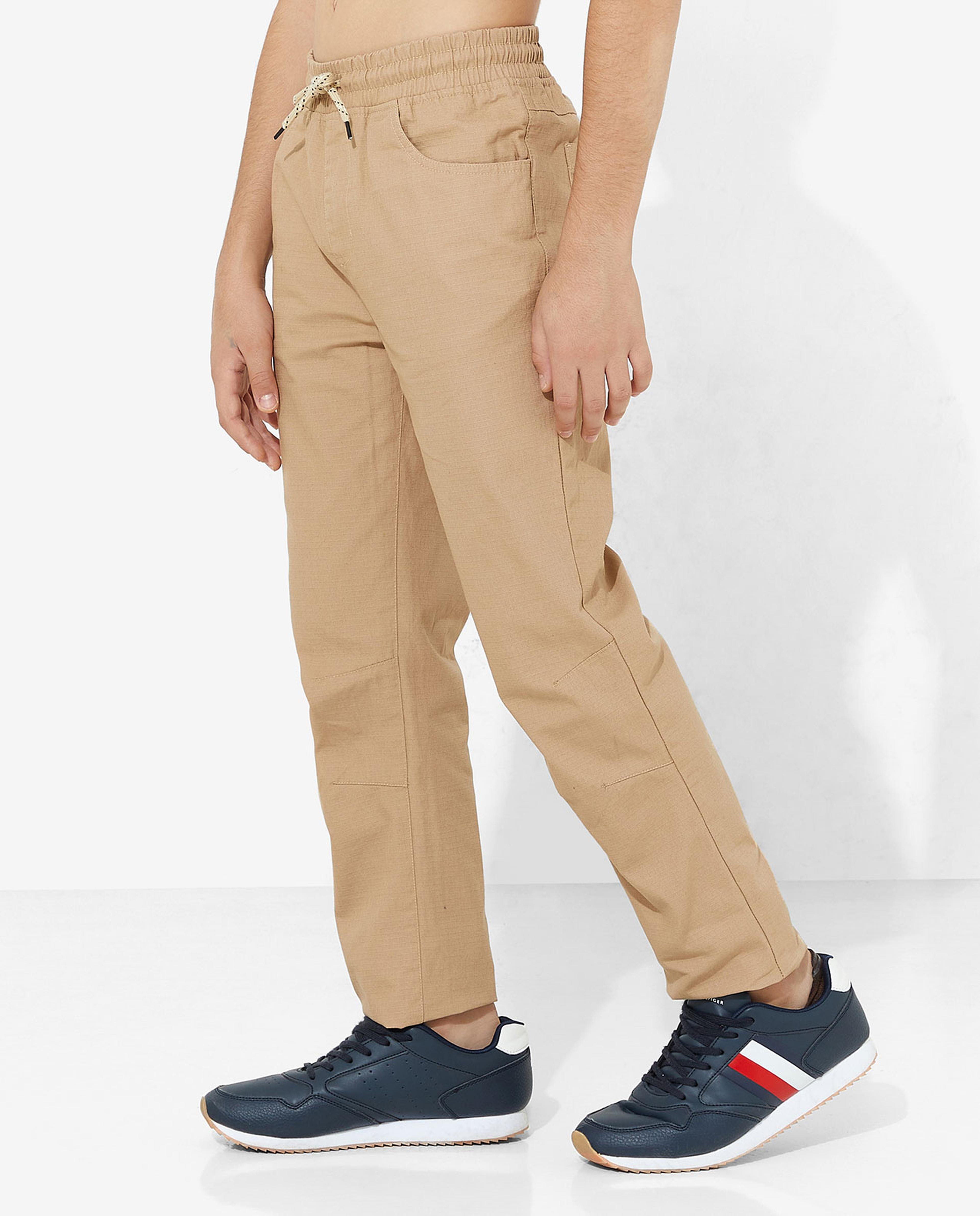 بنطال بربطة على الخصر