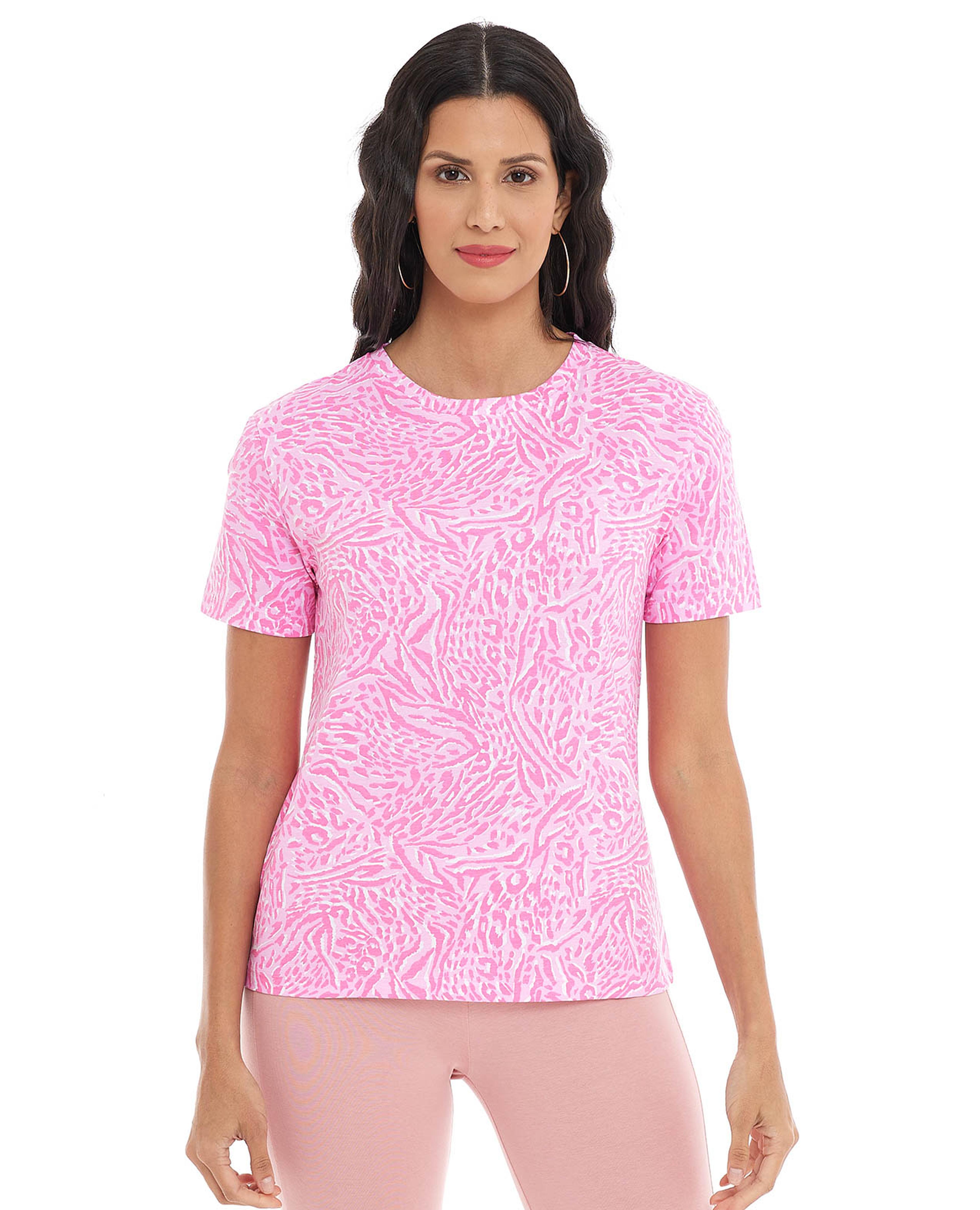 تيشيرت بطبعة وياقة مستديرة وأكمام قصيرة