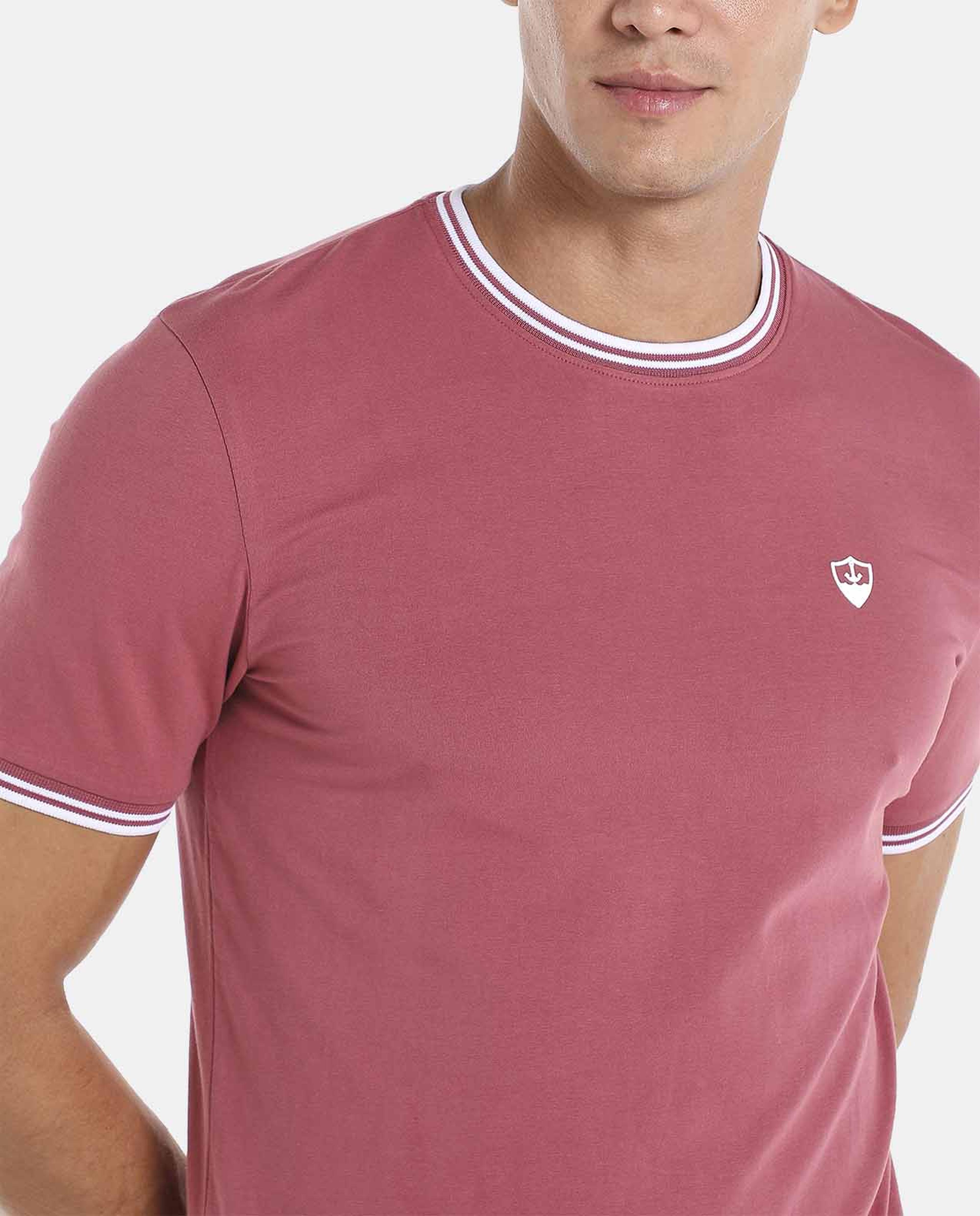 تيشيرت بياقة دائرية بأكمام قصيرة