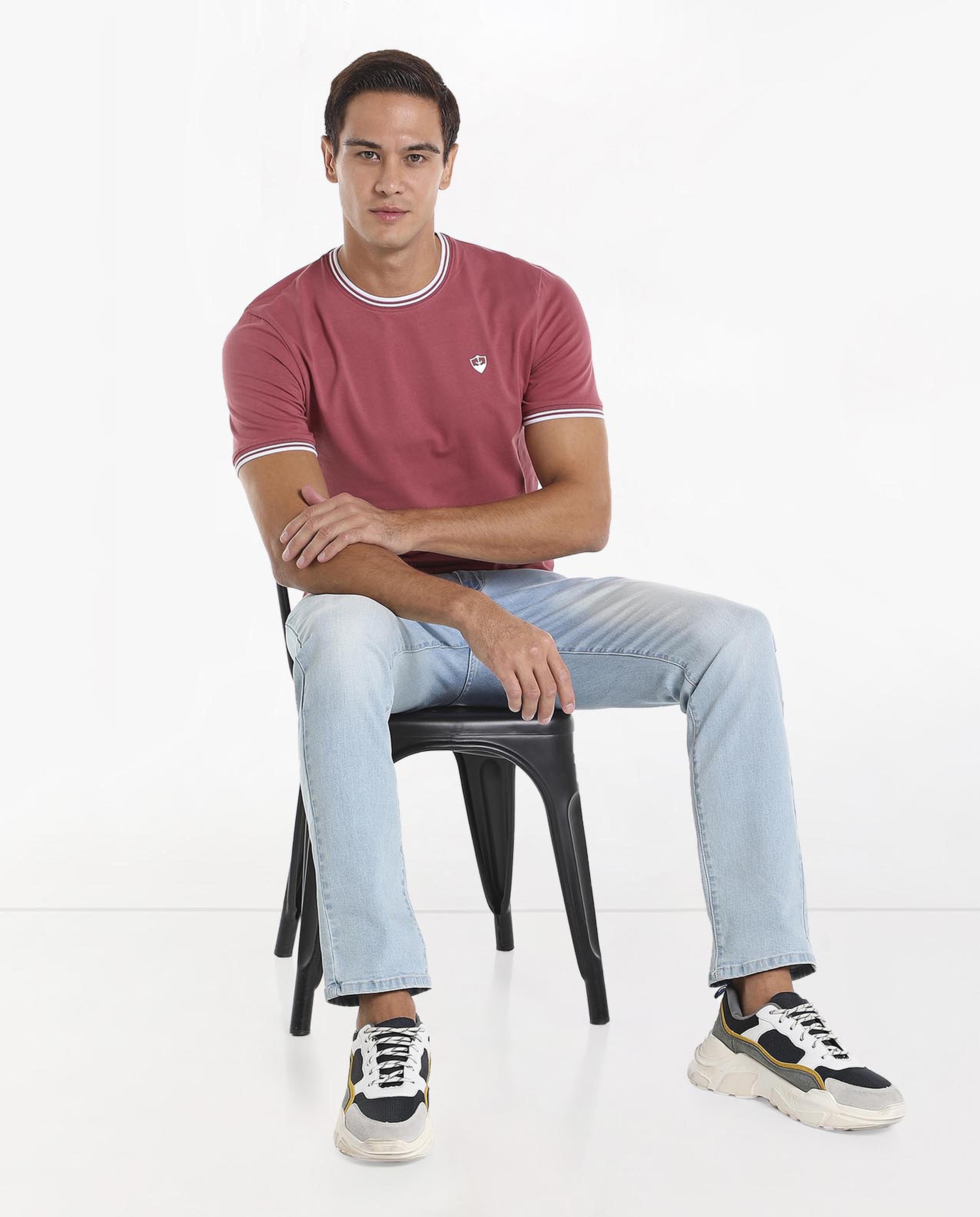 تيشيرت بياقة دائرية بأكمام قصيرة