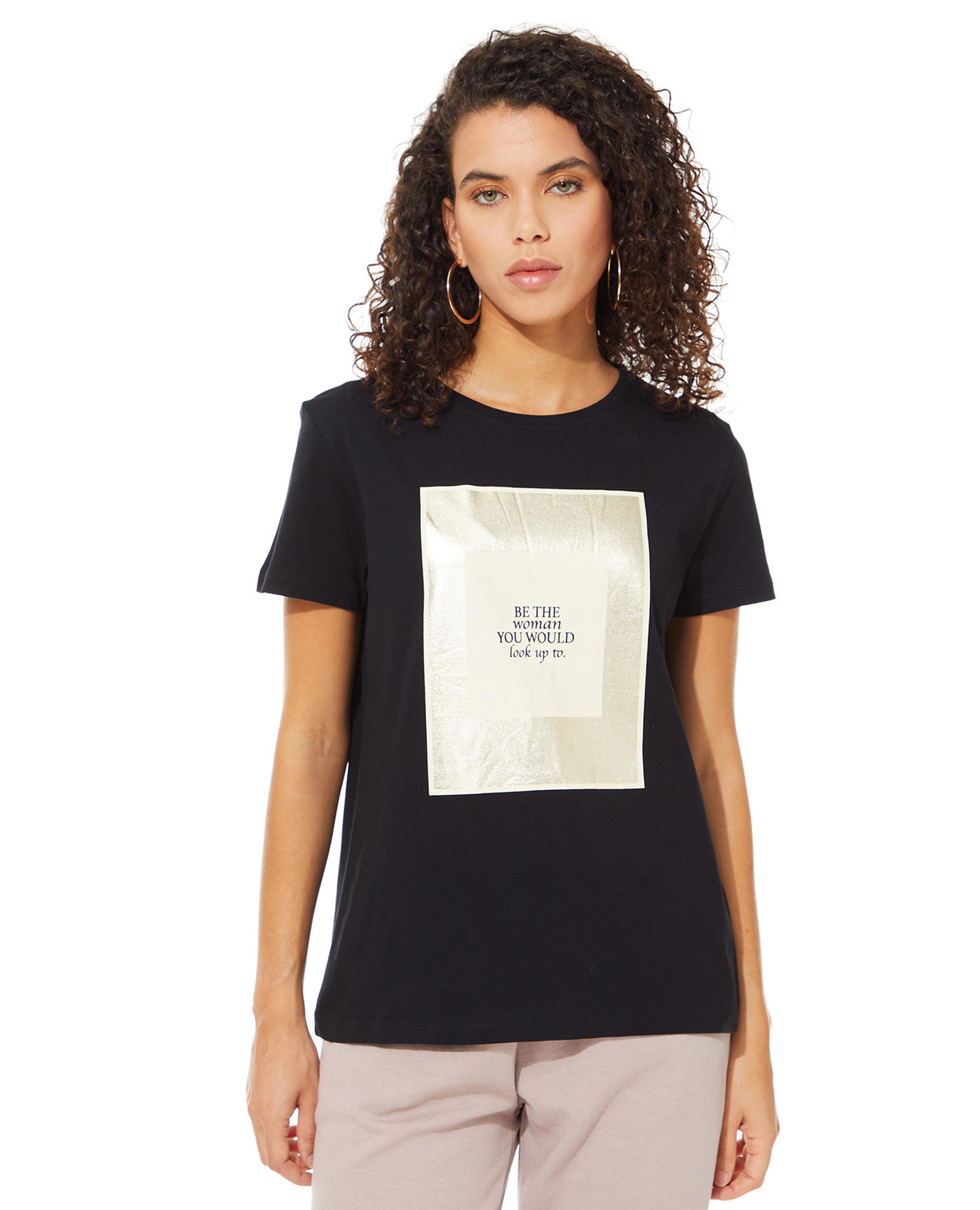 تيشيرت بياقة مستديرة وأكمام قصيرة وطبعة