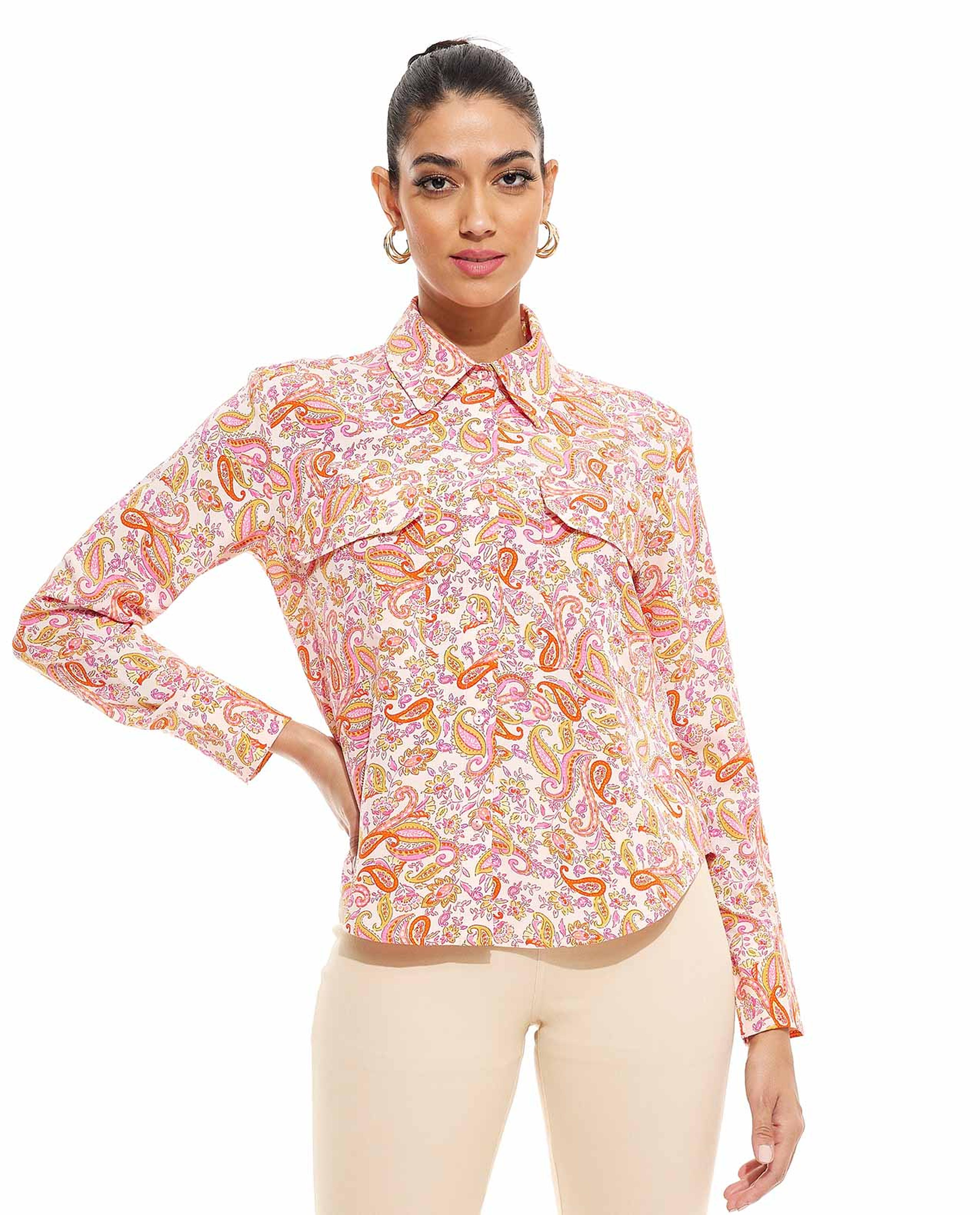 قميص بياقة كلاسيكية وأكمام طويلة ونقشة الزهور