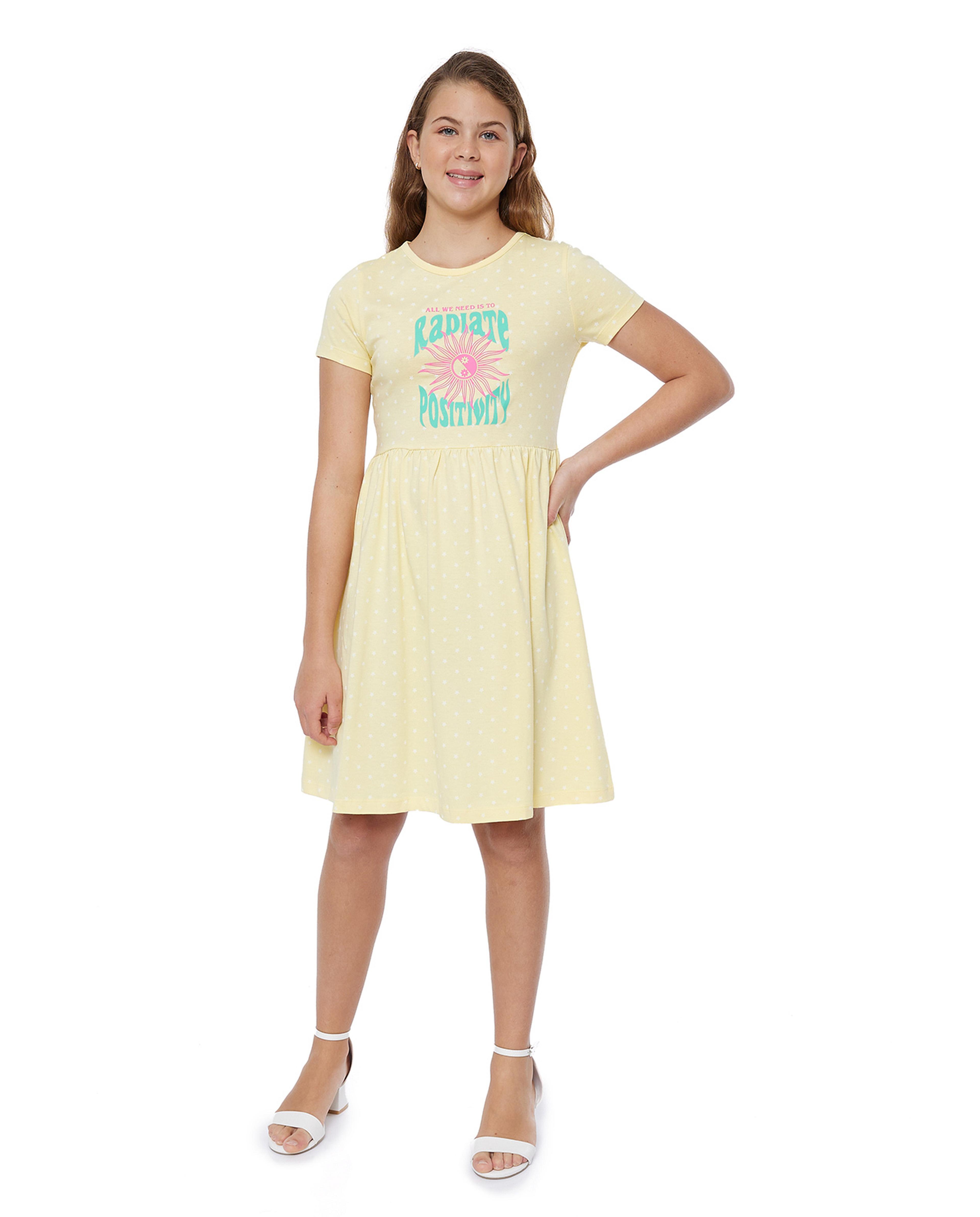 فستان منسوج بطبعة وأكمام قصيرة