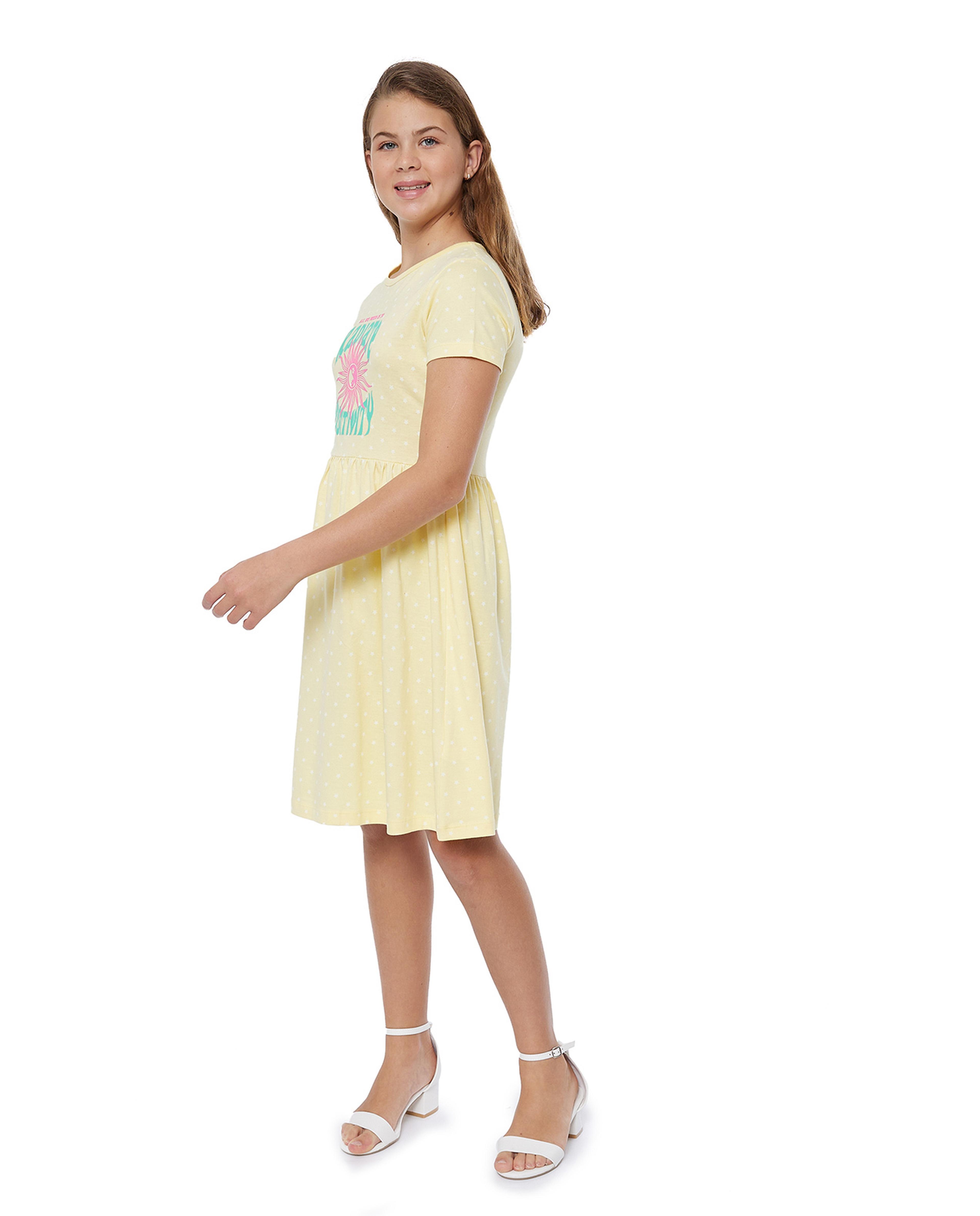 فستان منسوج بطبعة وأكمام قصيرة