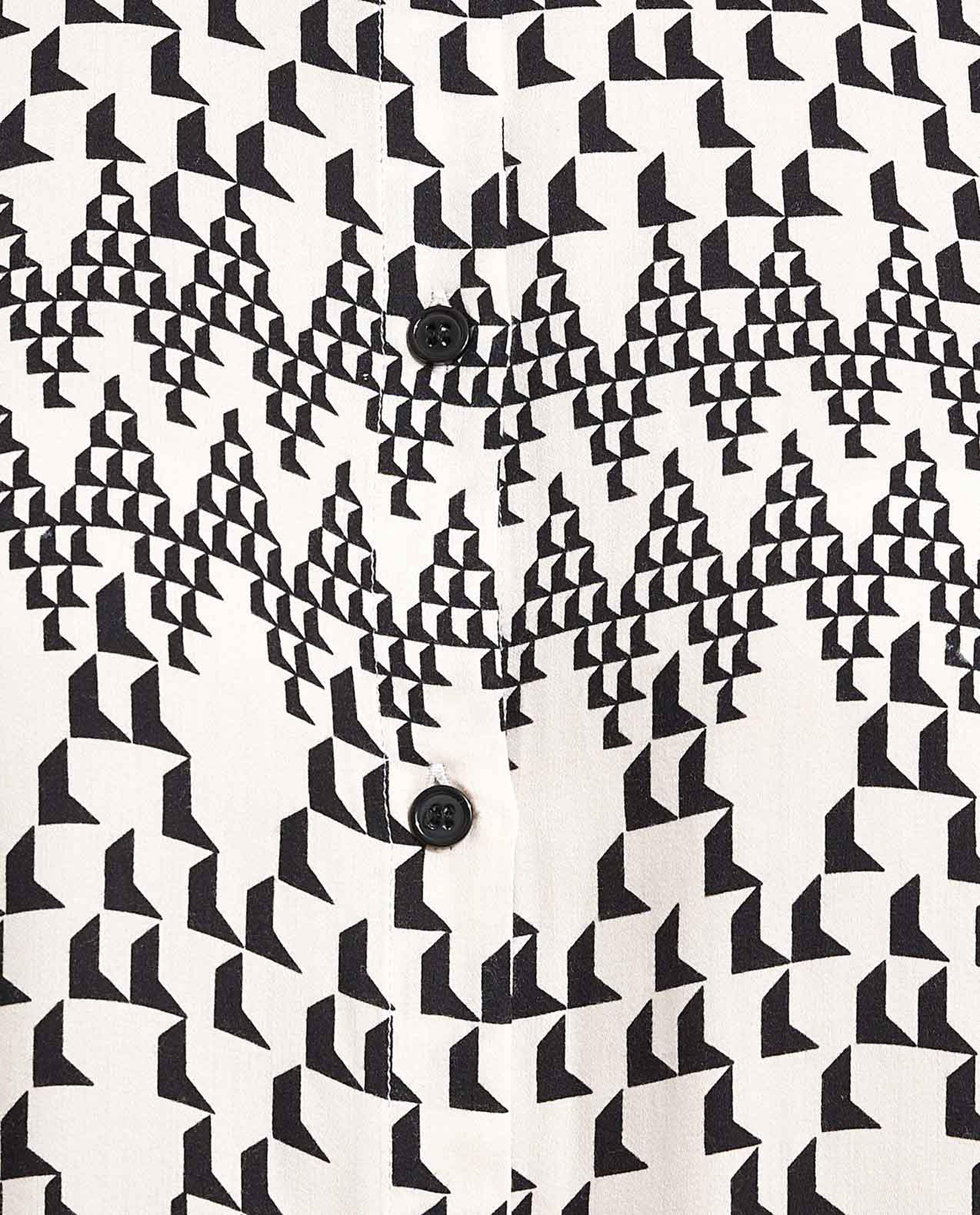 قميص بياقة كلاسيكية وأكمام طويلة