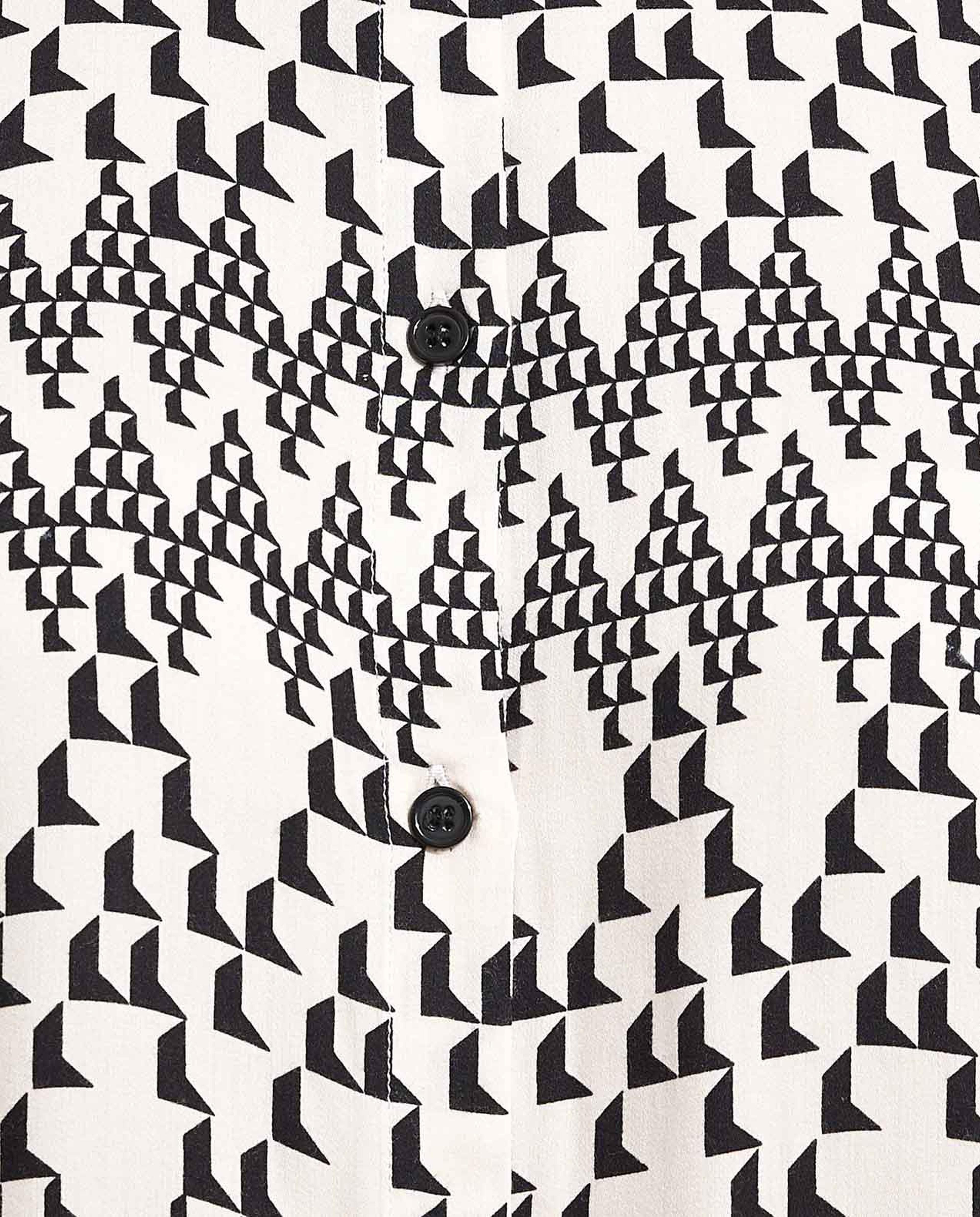 قميص بياقة كلاسيكية وأكمام طويلة