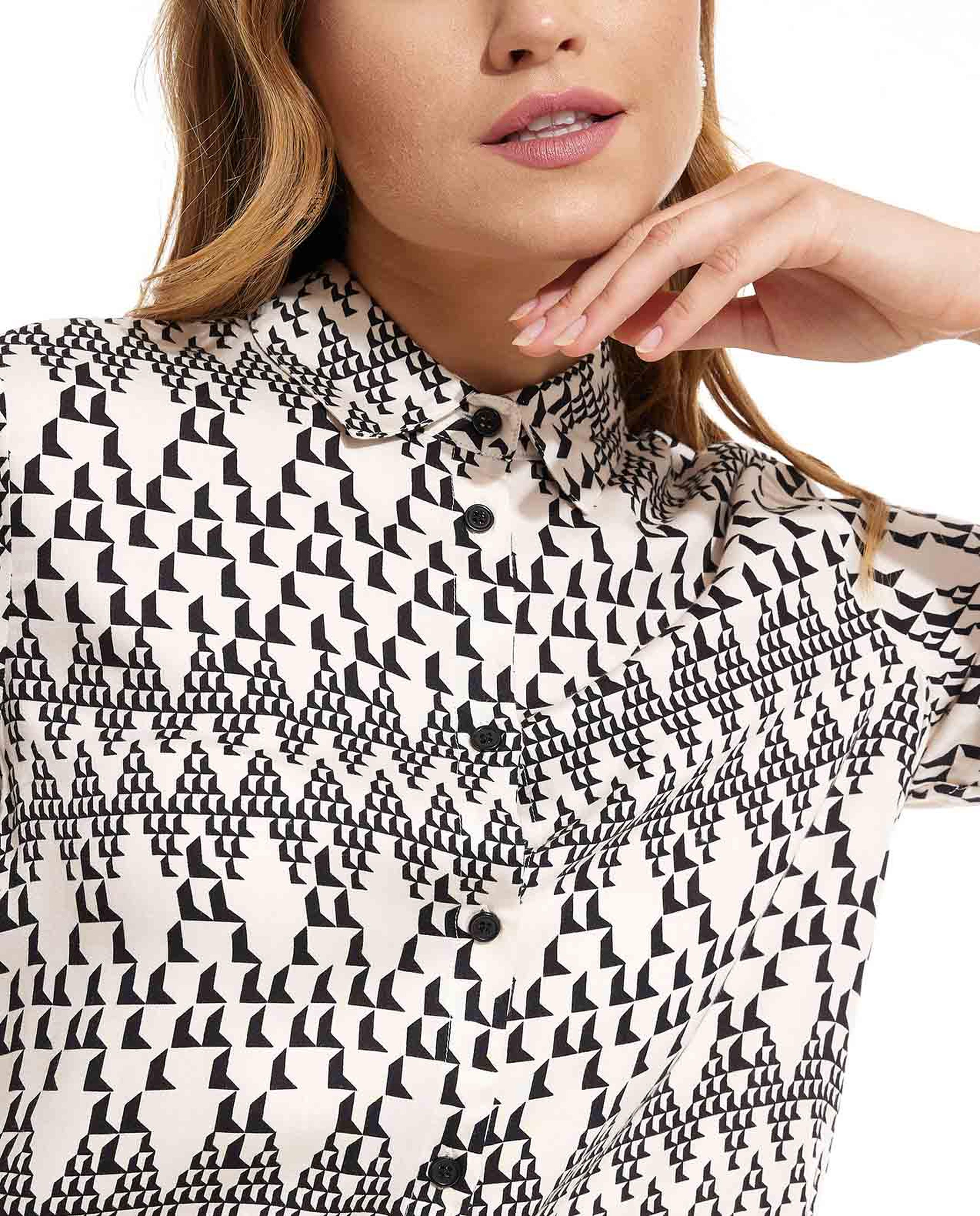 قميص بياقة كلاسيكية وأكمام طويلة