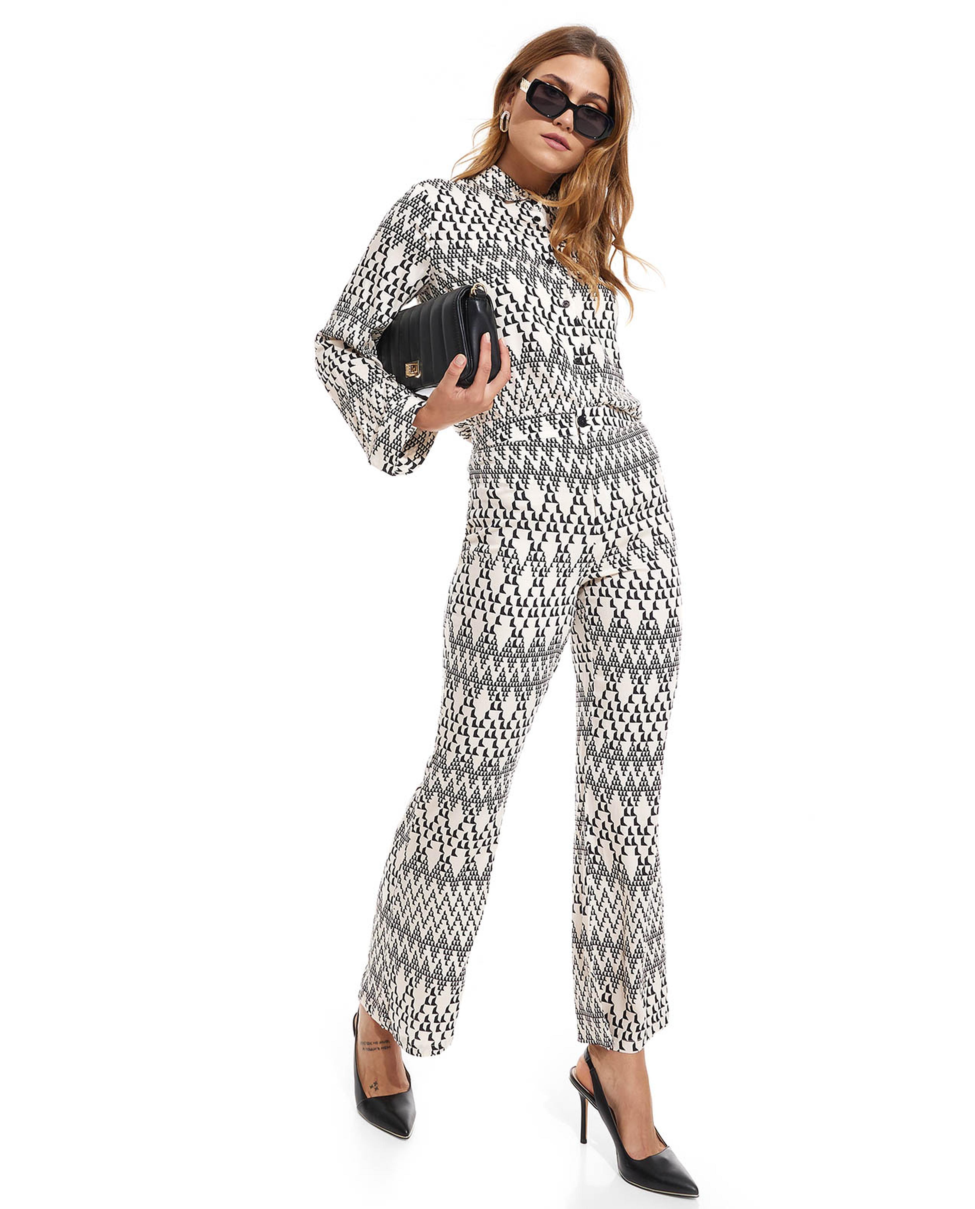 قميص بياقة كلاسيكية وأكمام طويلة