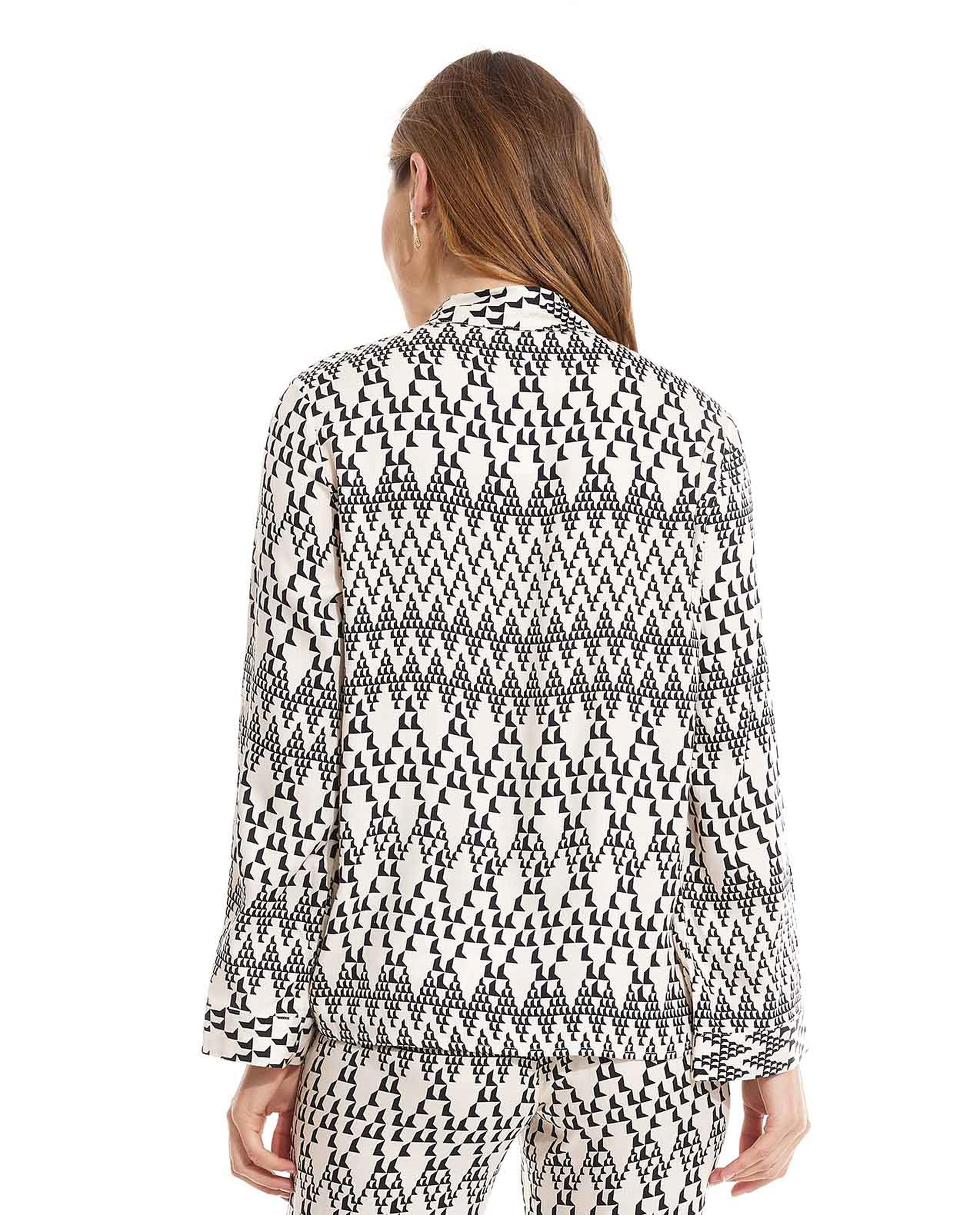 قميص بياقة كلاسيكية وأكمام طويلة