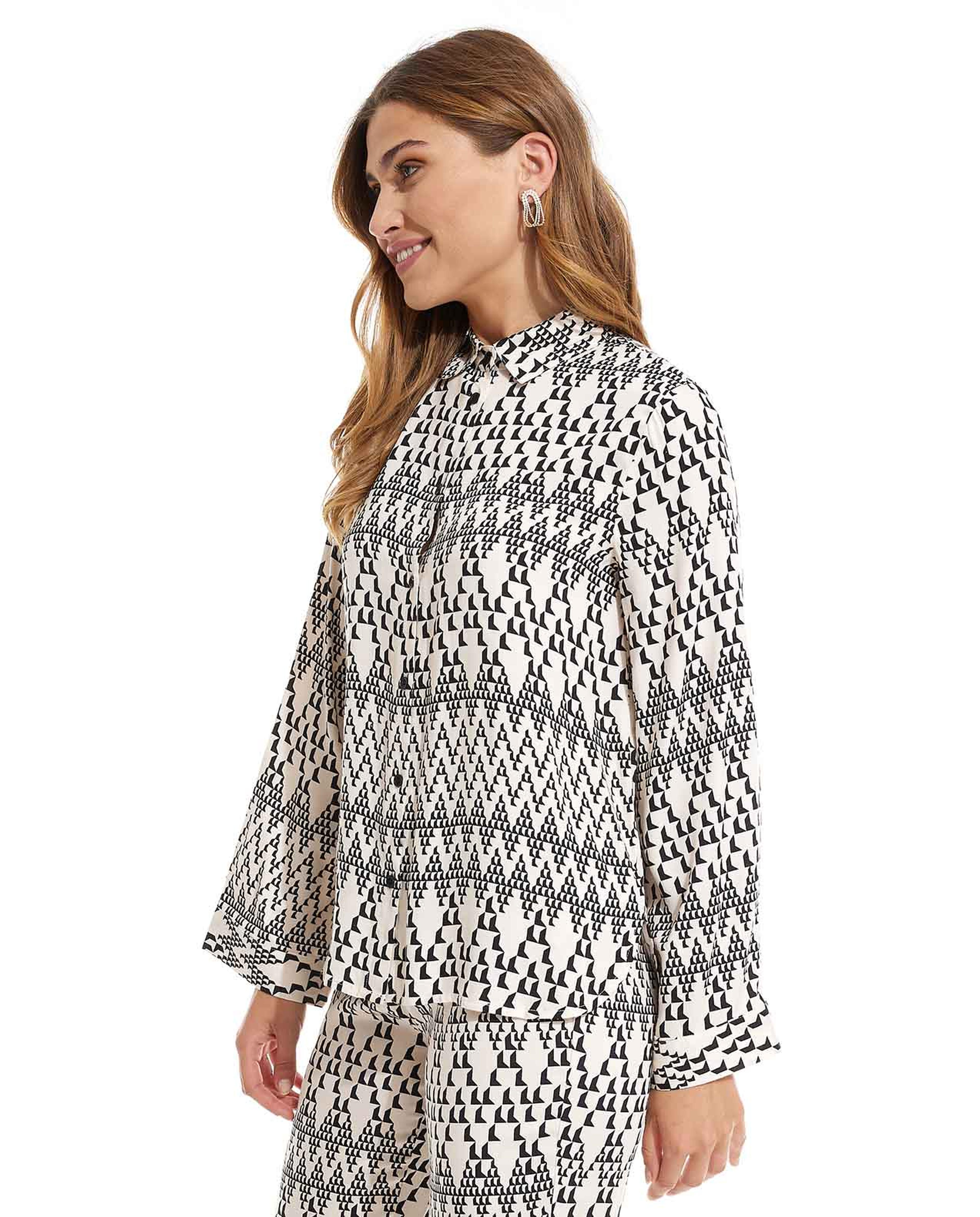 قميص بياقة كلاسيكية وأكمام طويلة