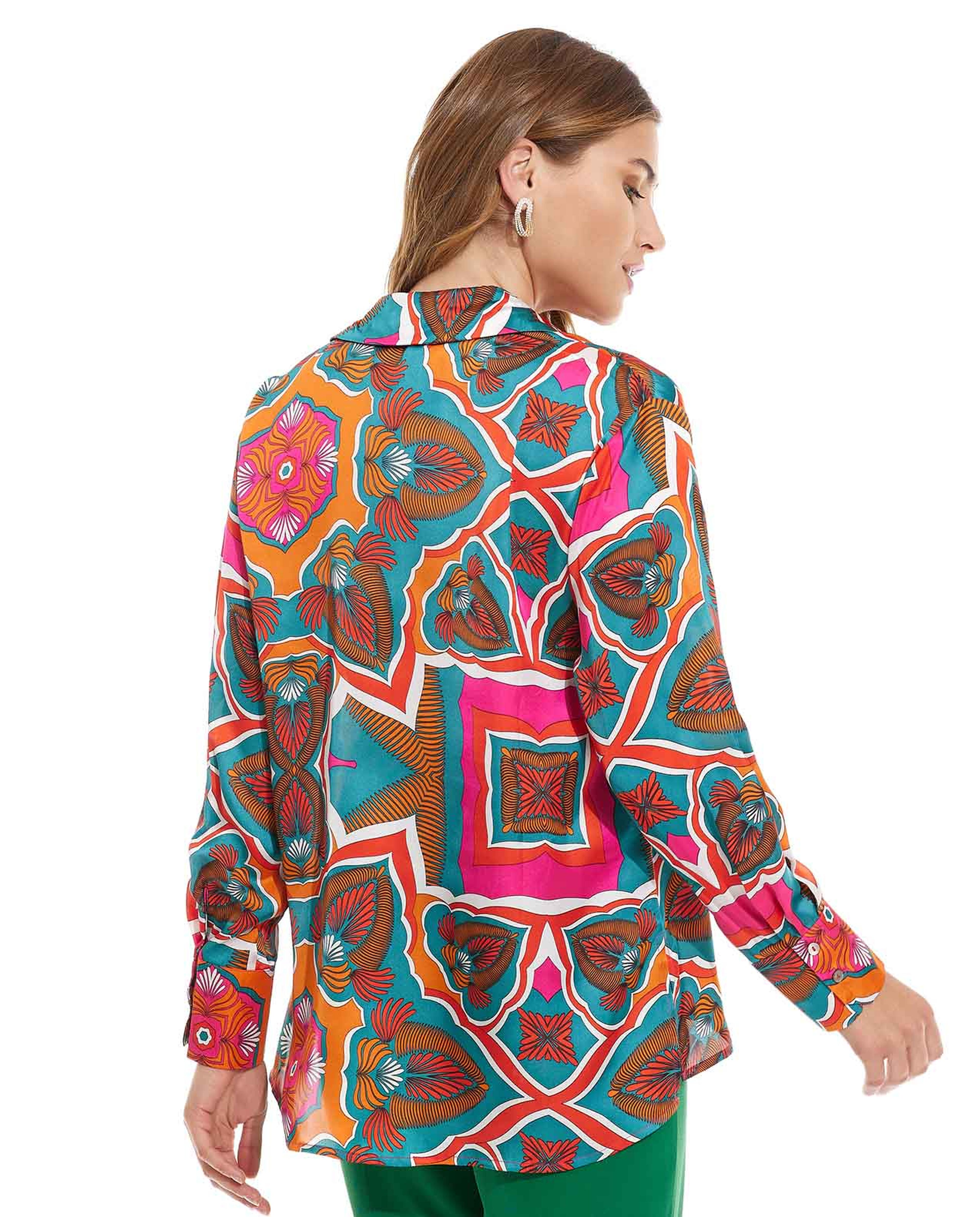 قميص بياقة كلاسيكية وأكمام طويلة