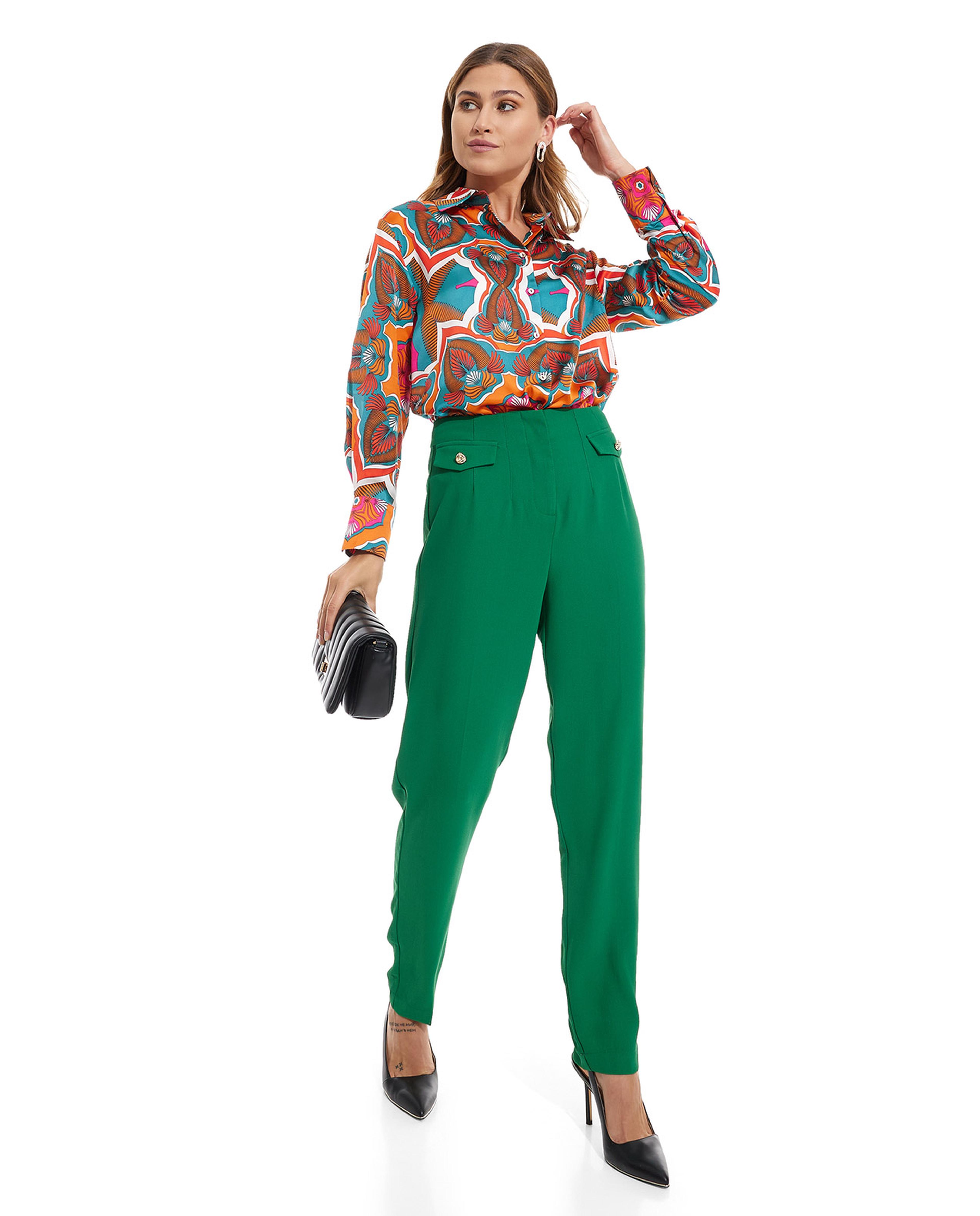 قميص بياقة كلاسيكية وأكمام طويلة