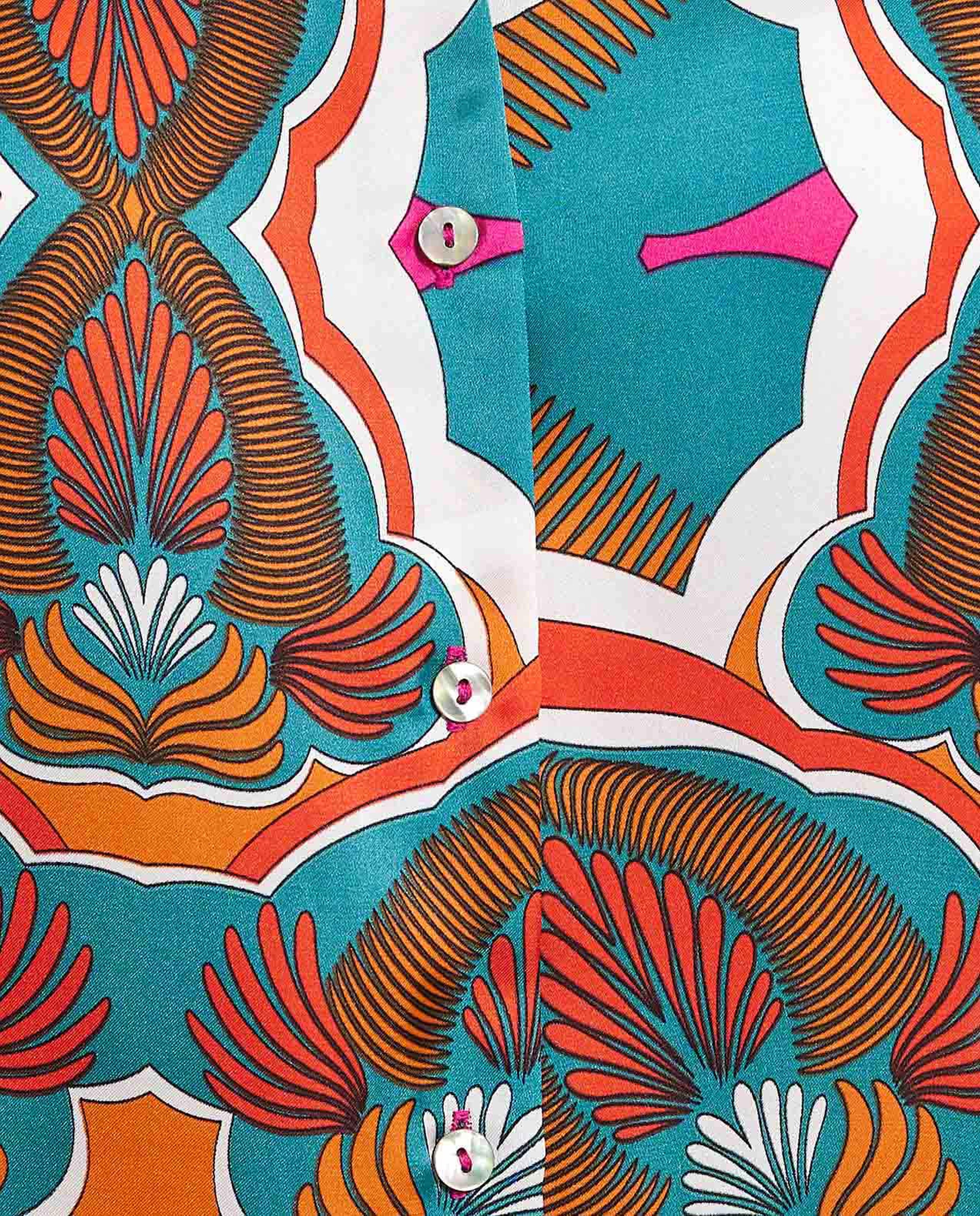 قميص بياقة كلاسيكية وأكمام طويلة