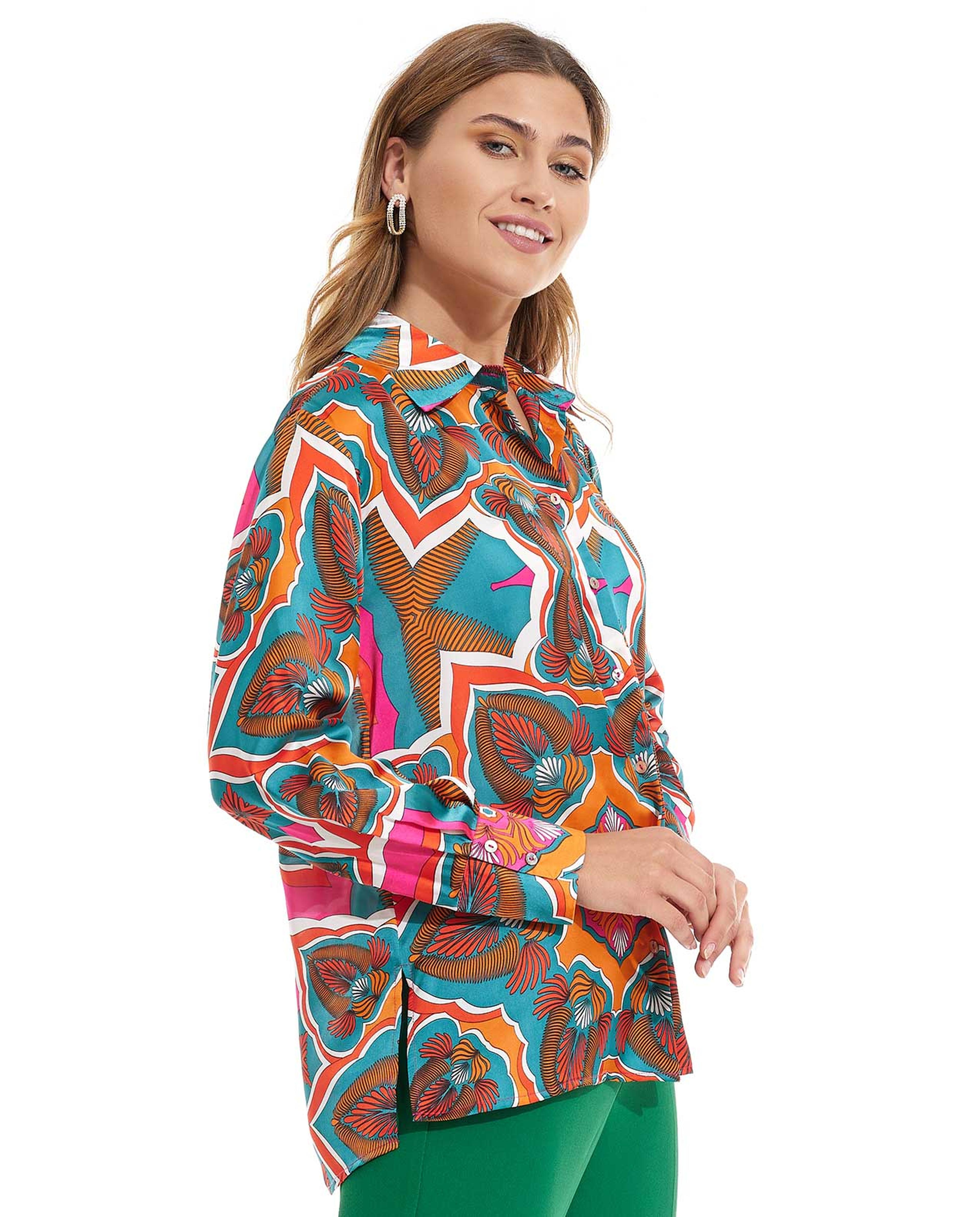 قميص بياقة كلاسيكية وأكمام طويلة