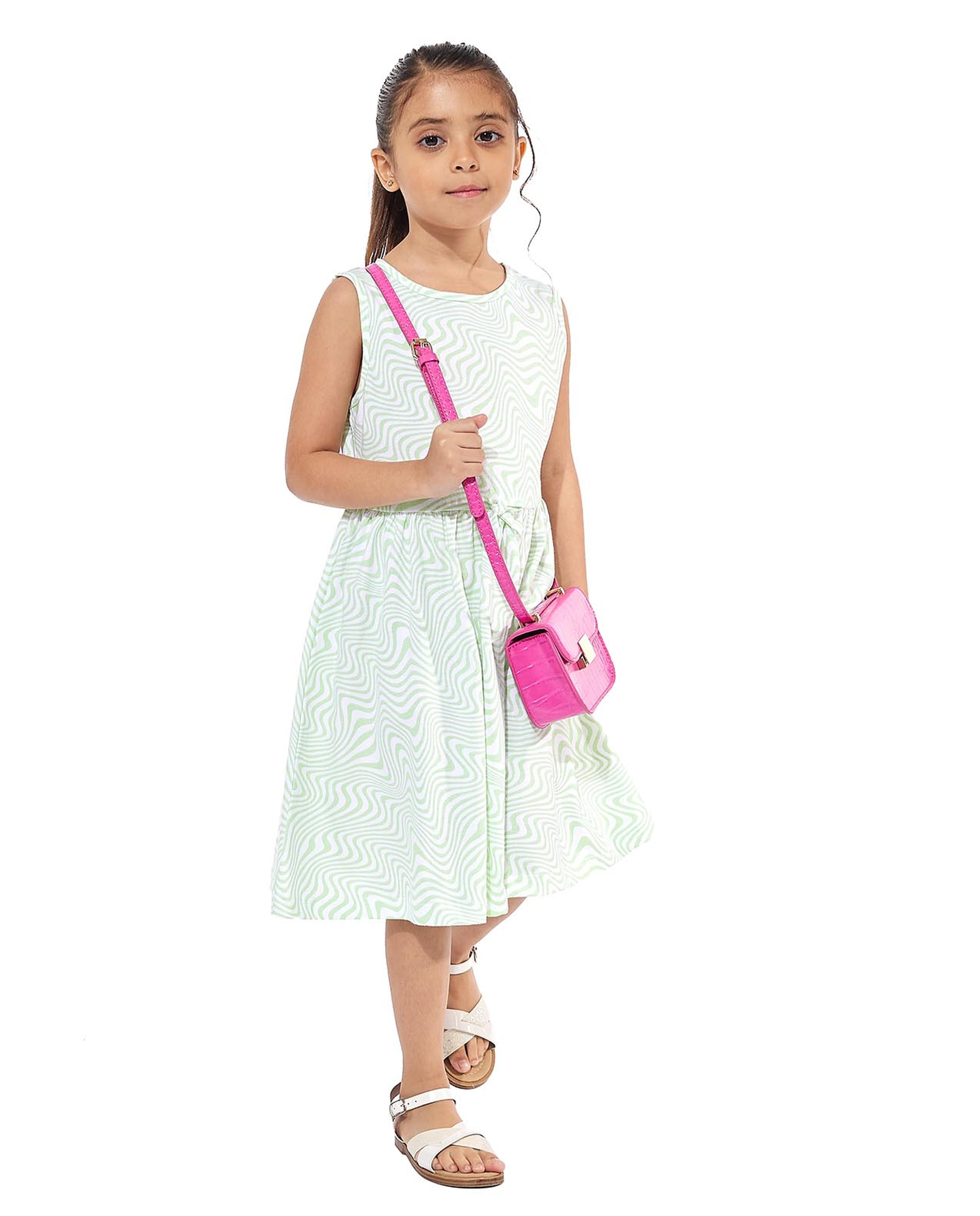 فستان بياقة مستديرة بدون أكمام وطبعة