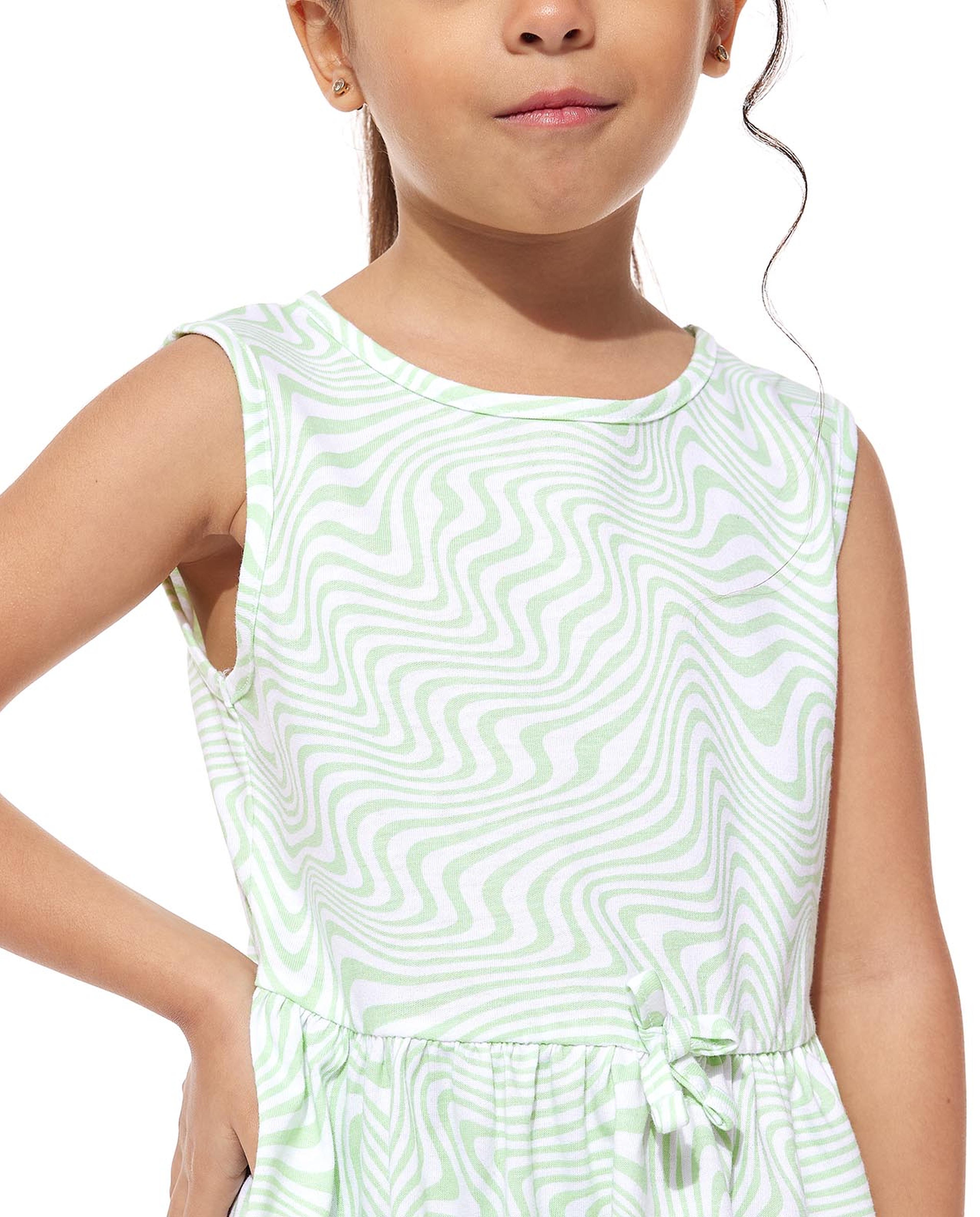 فستان بياقة مستديرة بدون أكمام وطبعة