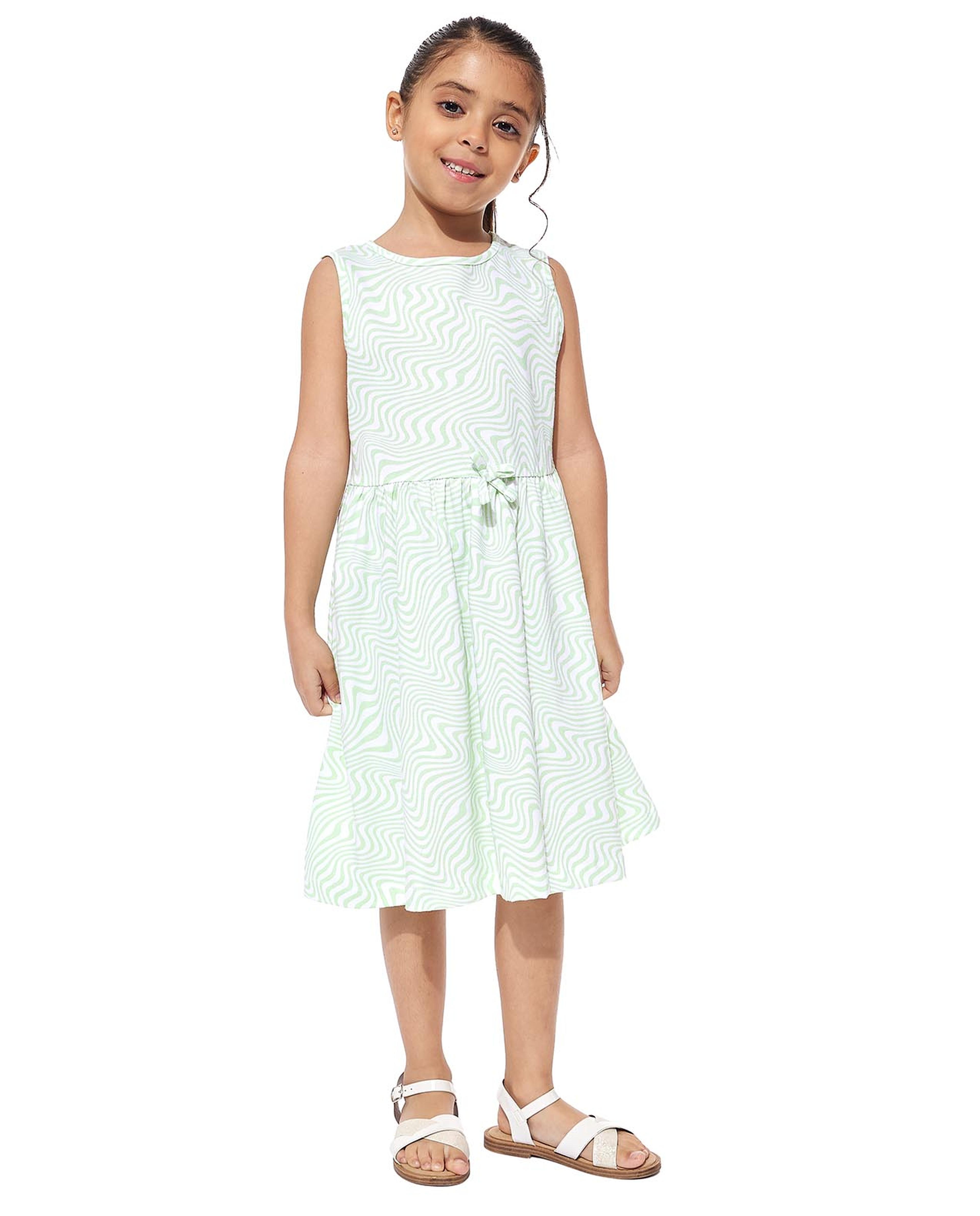 فستان بياقة مستديرة بدون أكمام وطبعة