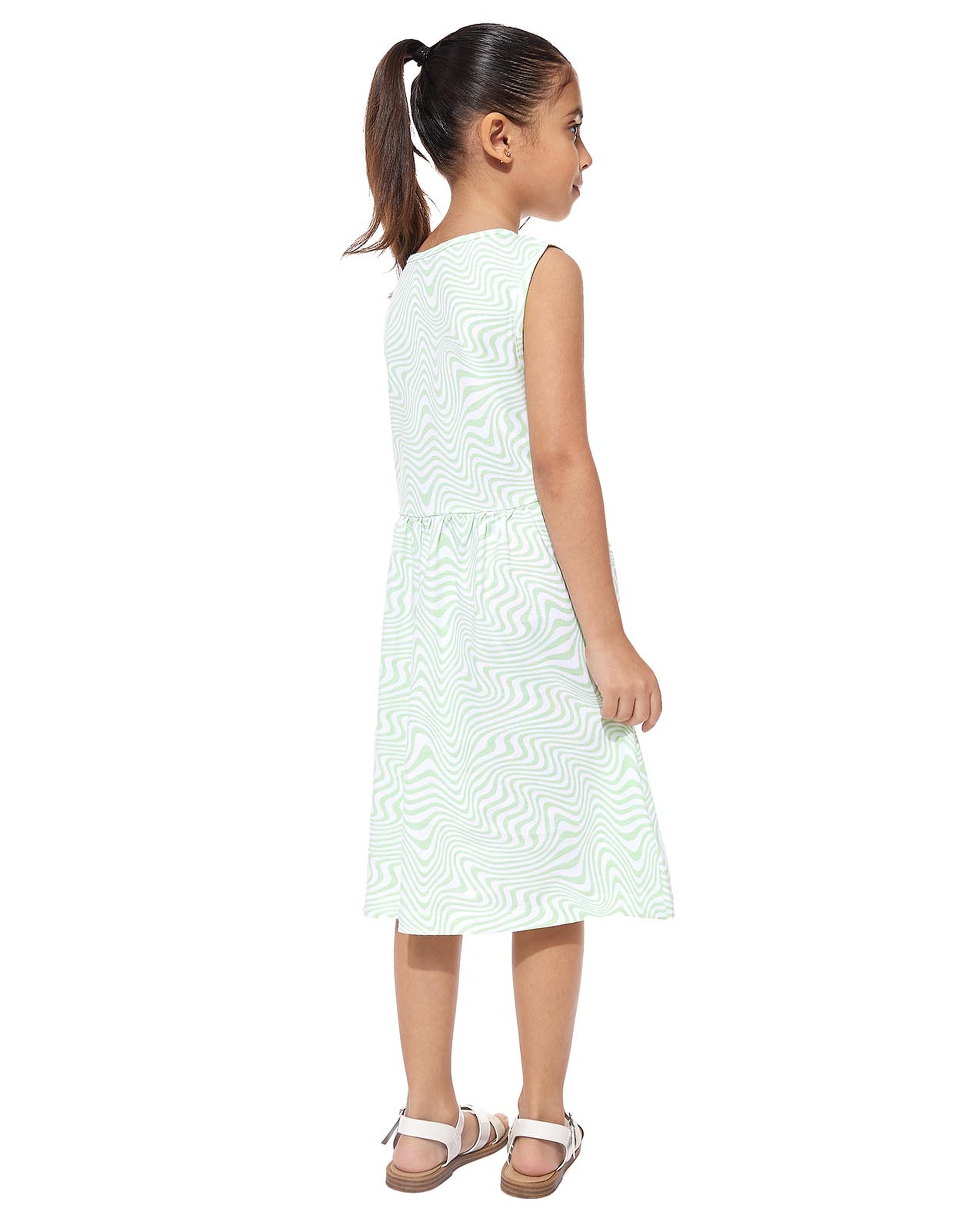 فستان بياقة مستديرة بدون أكمام وطبعة