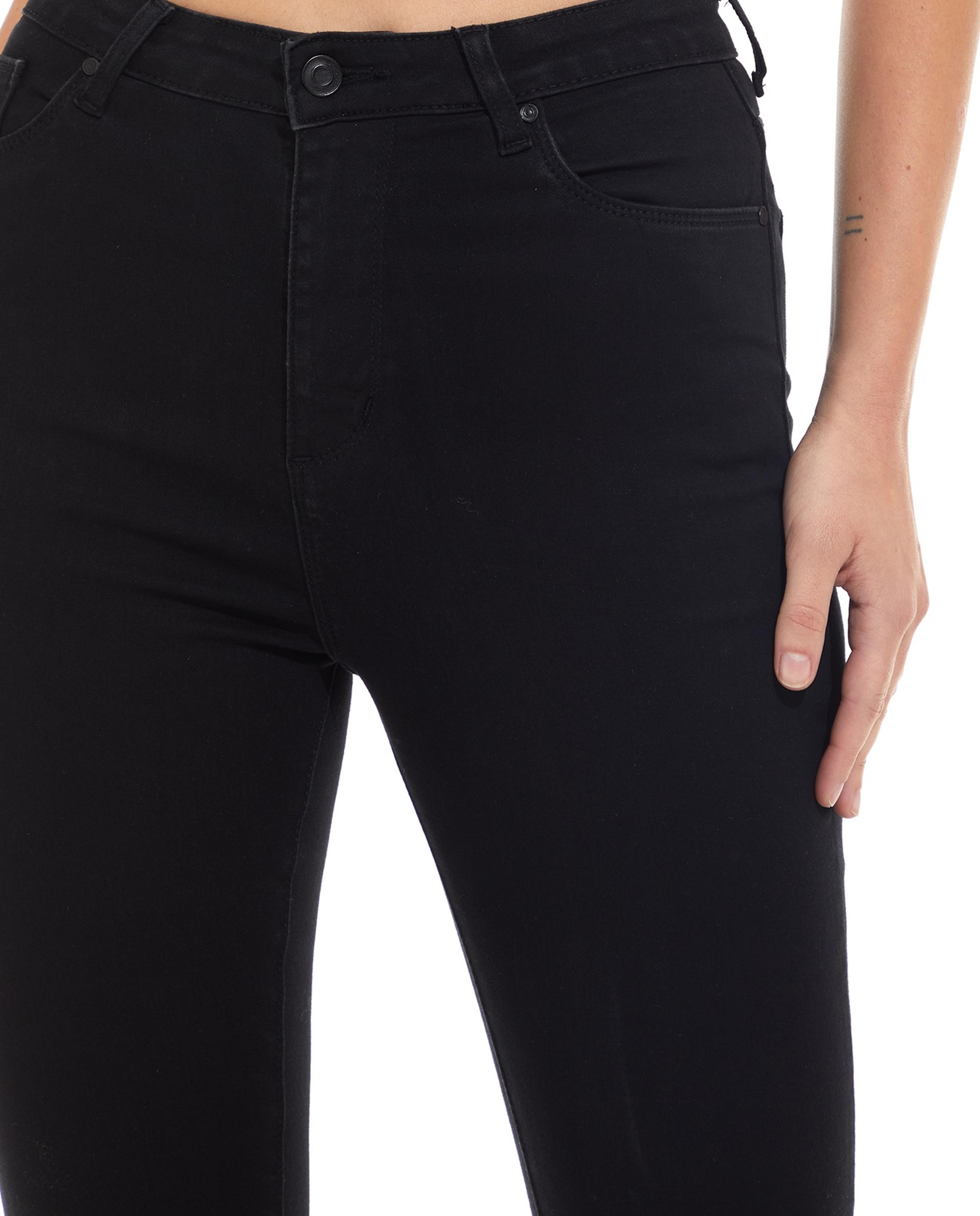 بنطال جينز بقصة ضيقة مع زر