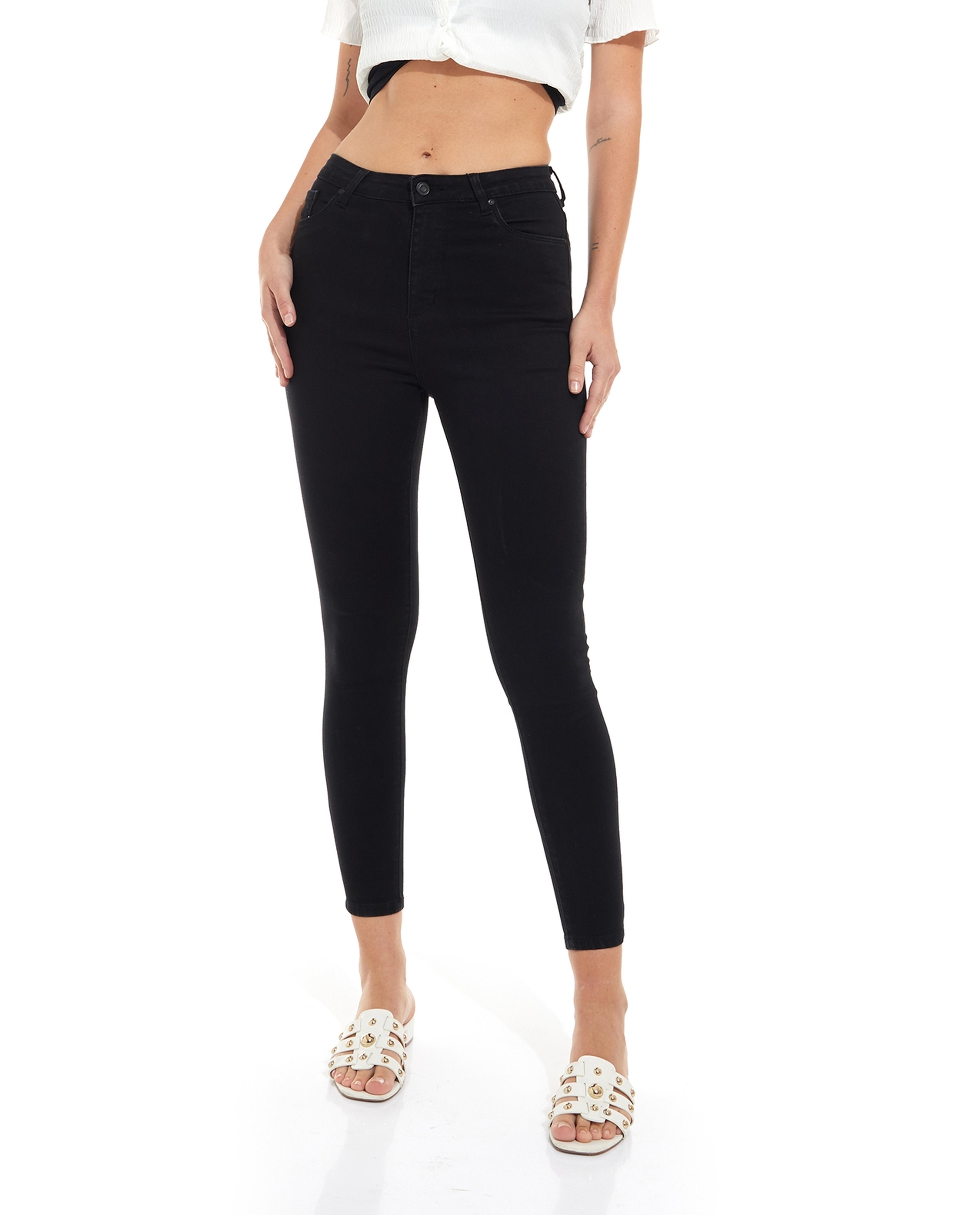 بنطال جينز بقصة ضيقة مع زر