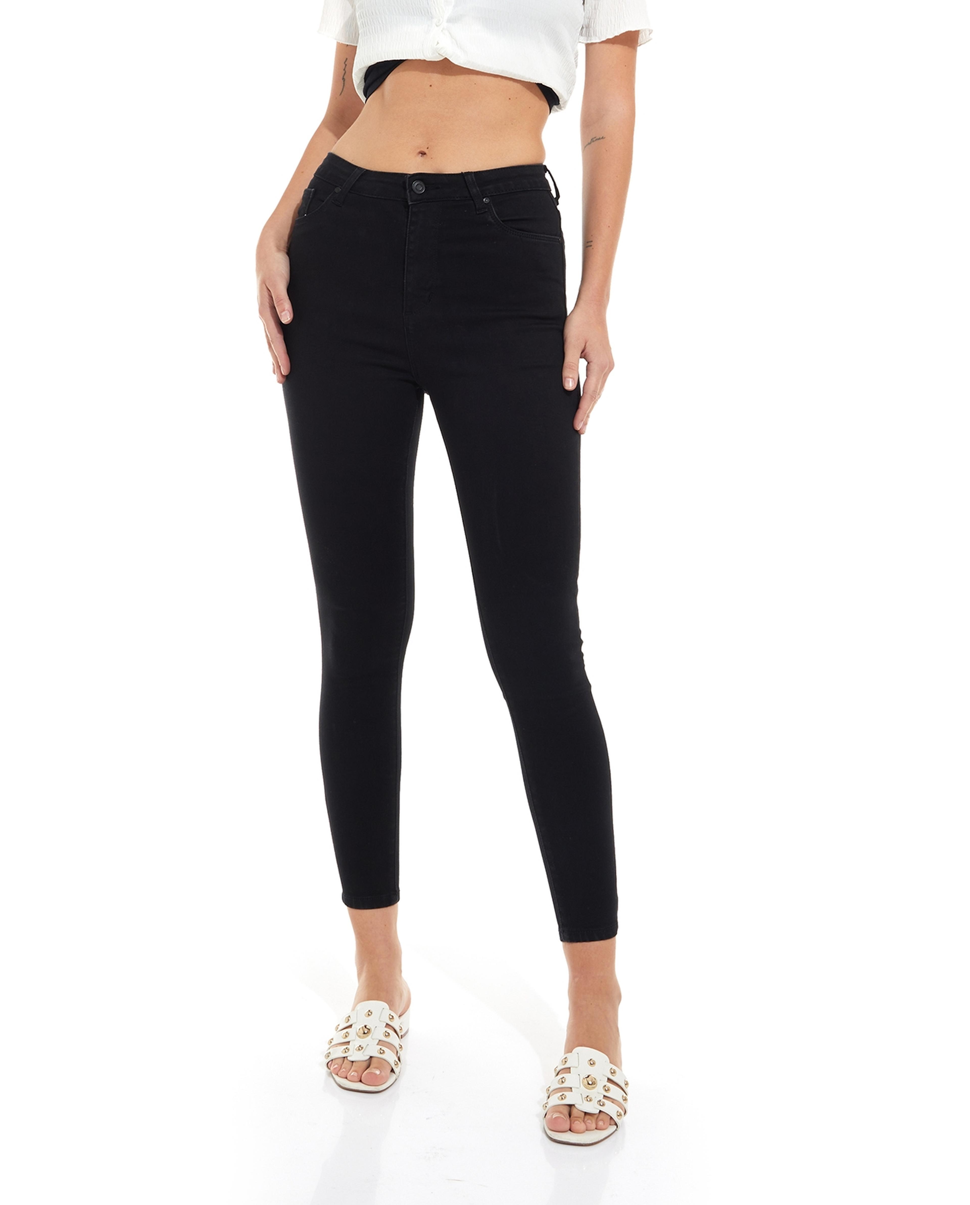 بنطال جينز بقصة ضيقة مع زر