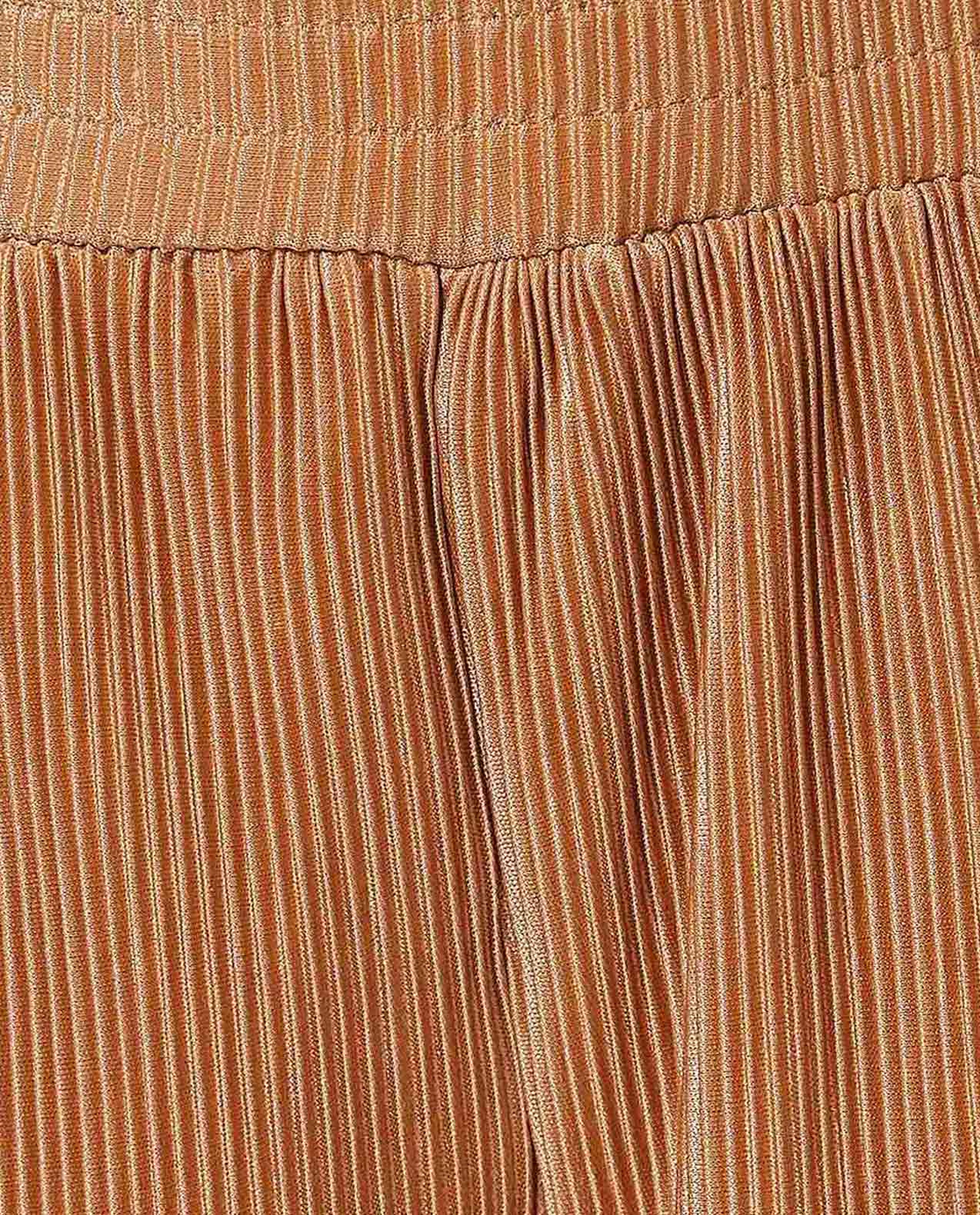 جمبسوت مكشوف الأكتاف