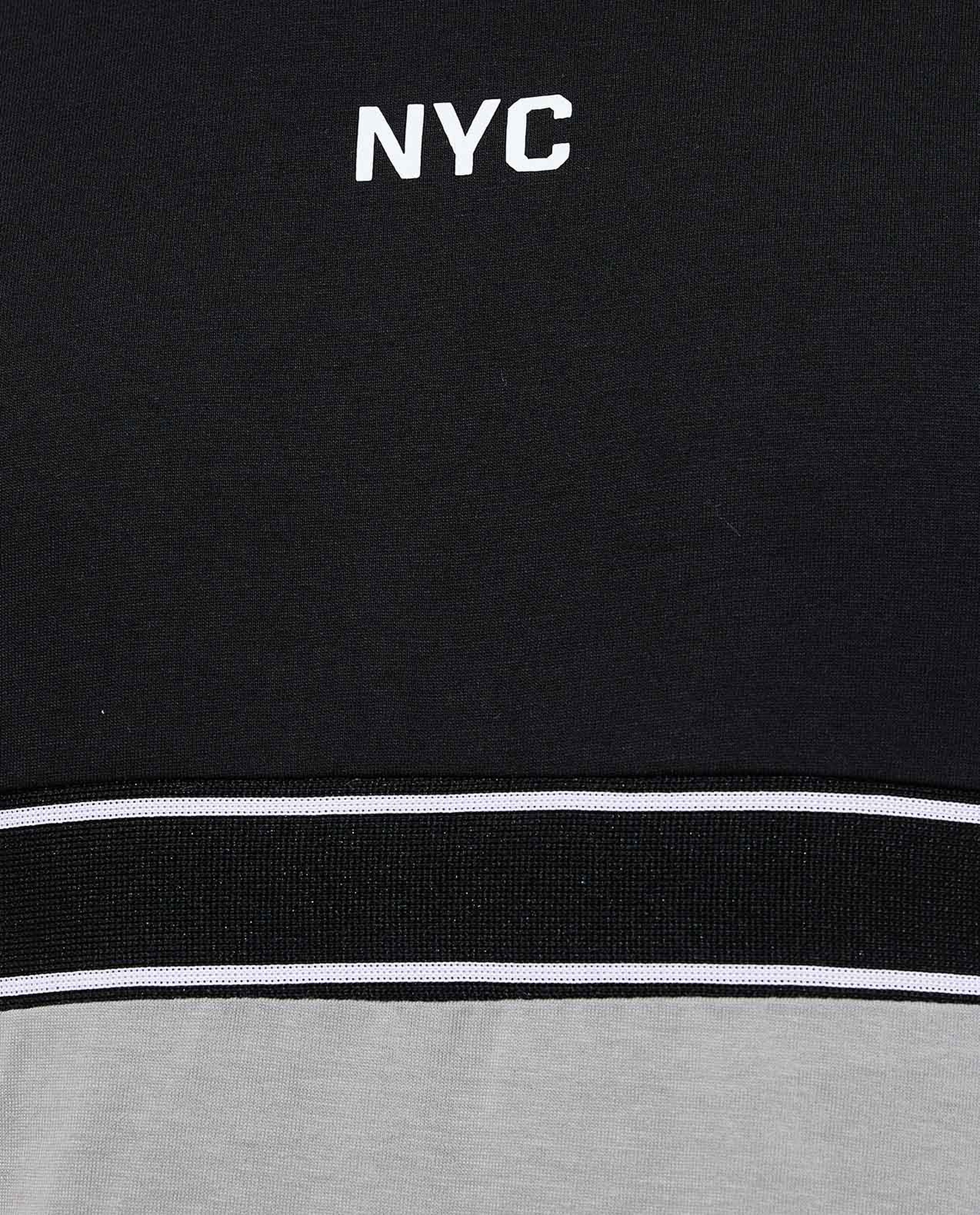 تيشيرت بياقة قصيرة وألوان متباينة واكمام قصيرة