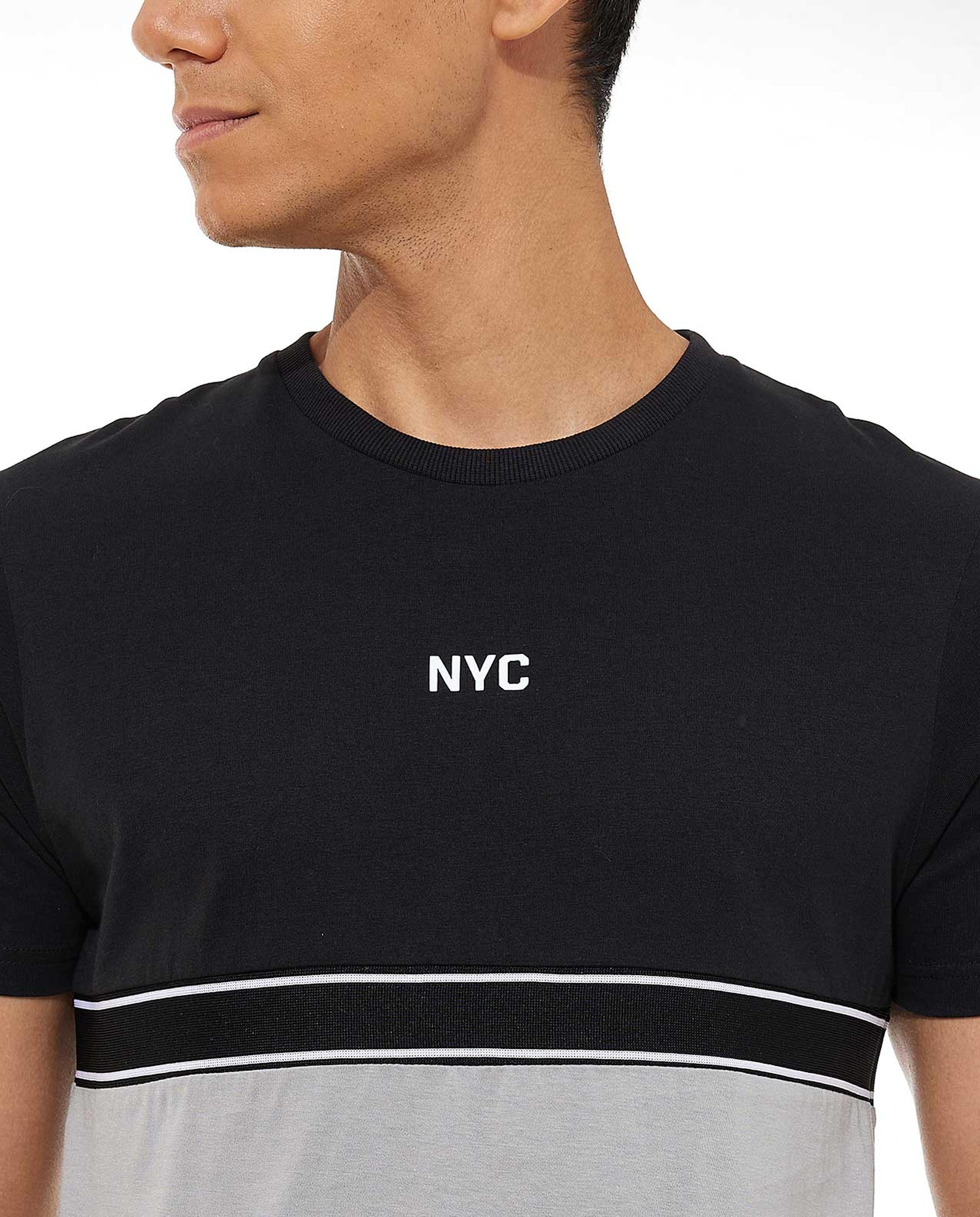 تيشيرت بياقة قصيرة وألوان متباينة واكمام قصيرة