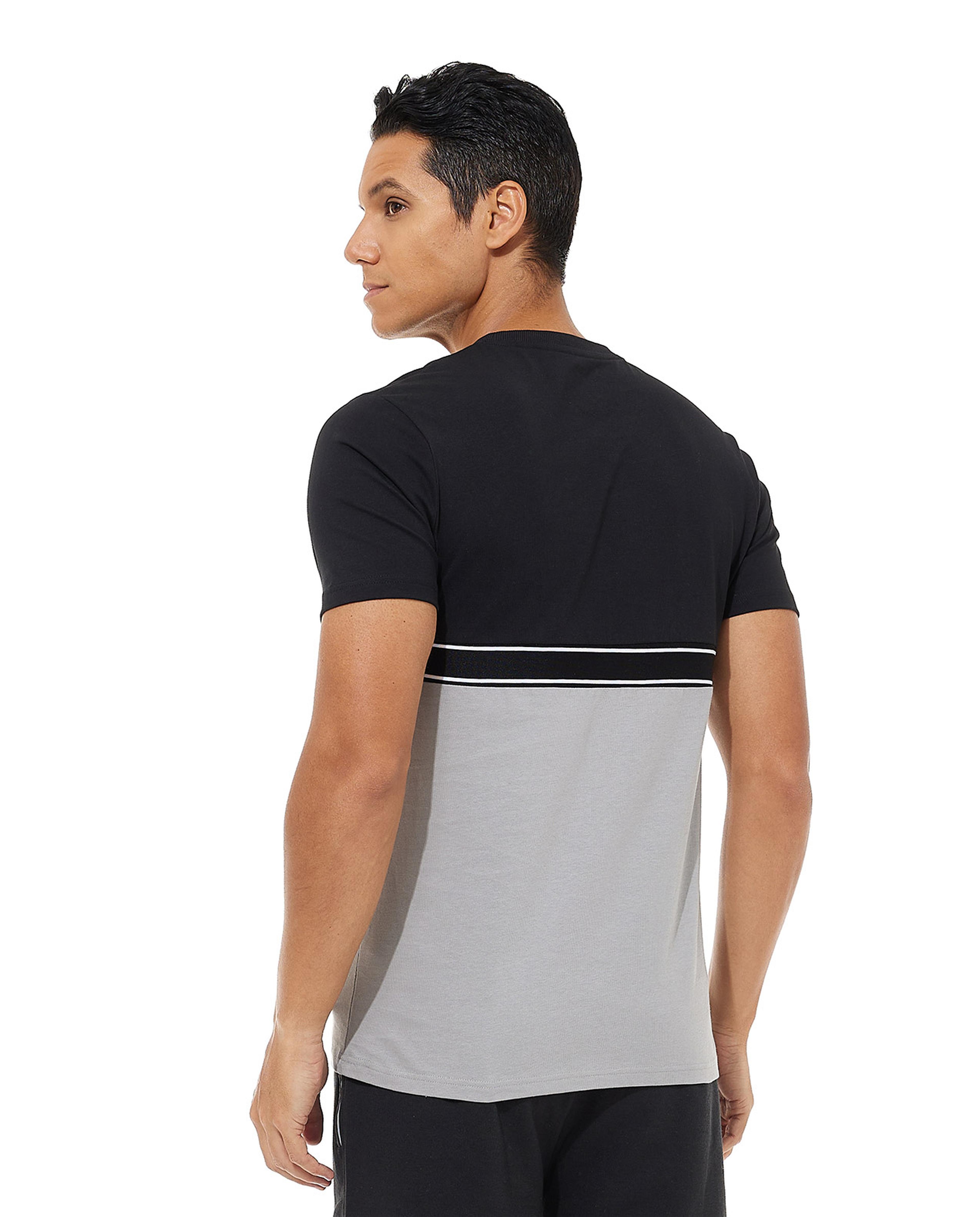 تيشيرت بياقة قصيرة وألوان متباينة واكمام قصيرة