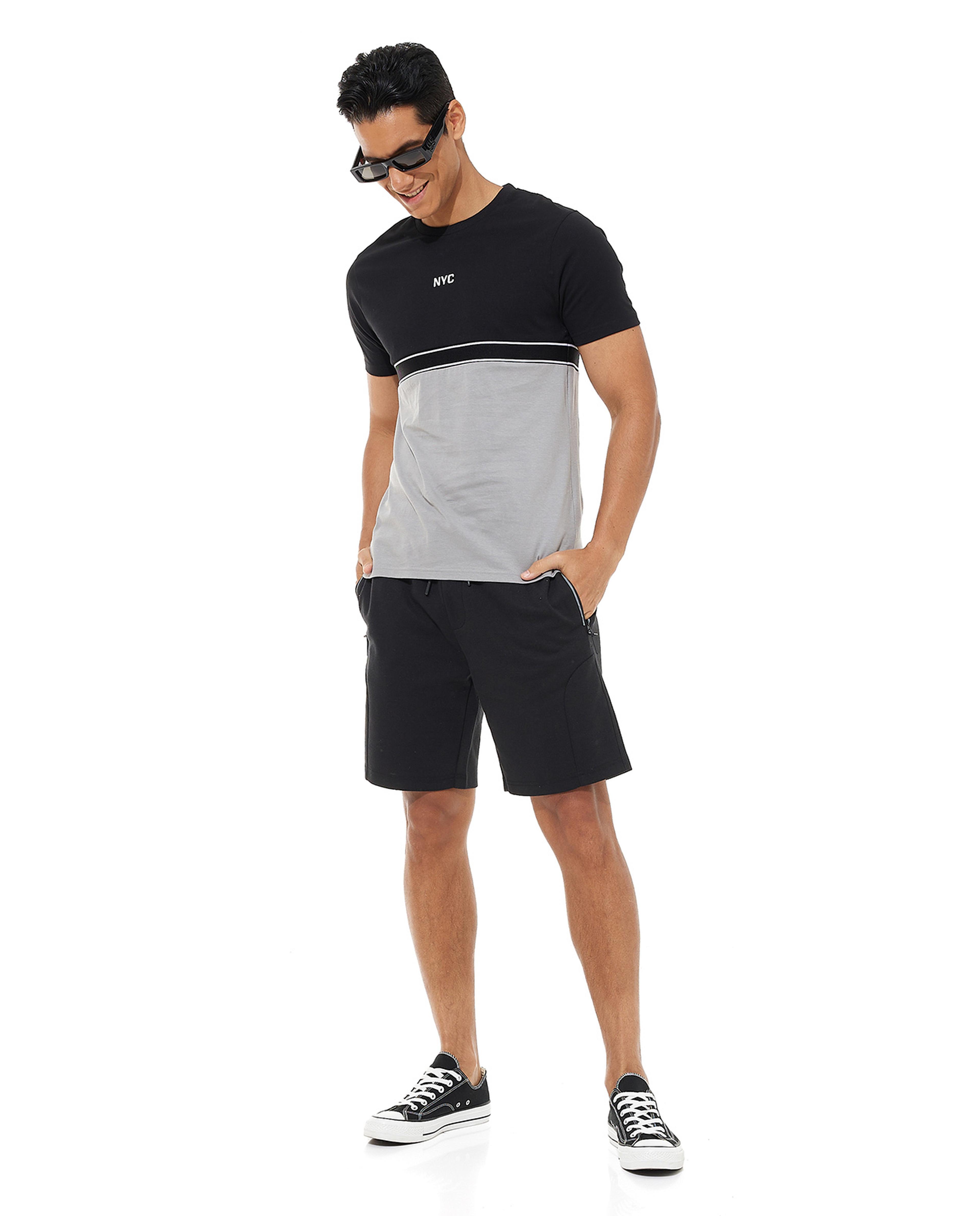 تيشيرت بياقة قصيرة وألوان متباينة واكمام قصيرة